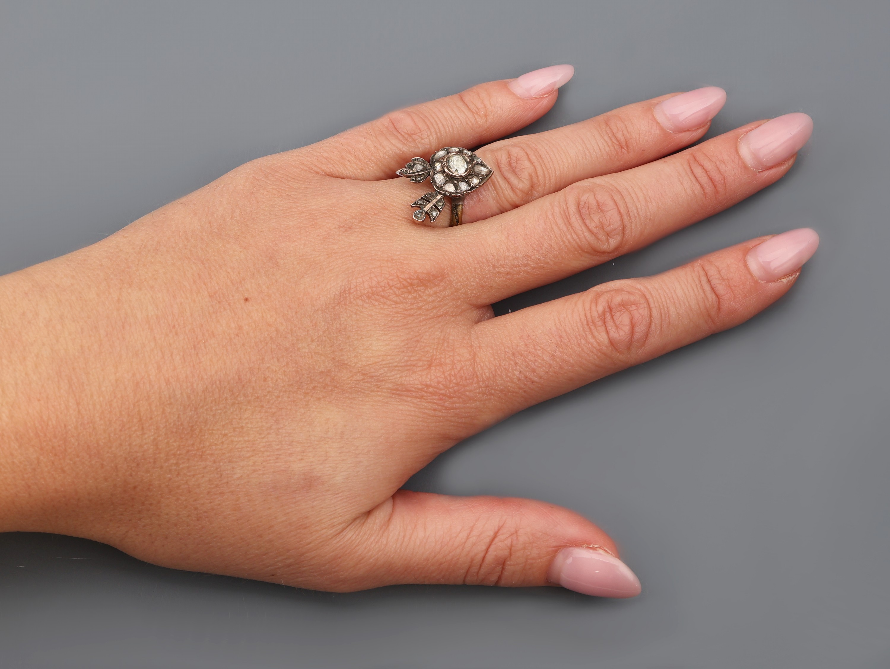 Detail d: Diamant-Ring, Ringkopf um 1830, Herz bekrönt mit Flamme und Pfeil, Diamantrosen zus. ca. 0.80 ct, Ringschiene unedel und sek., unsachgemäß mit ...