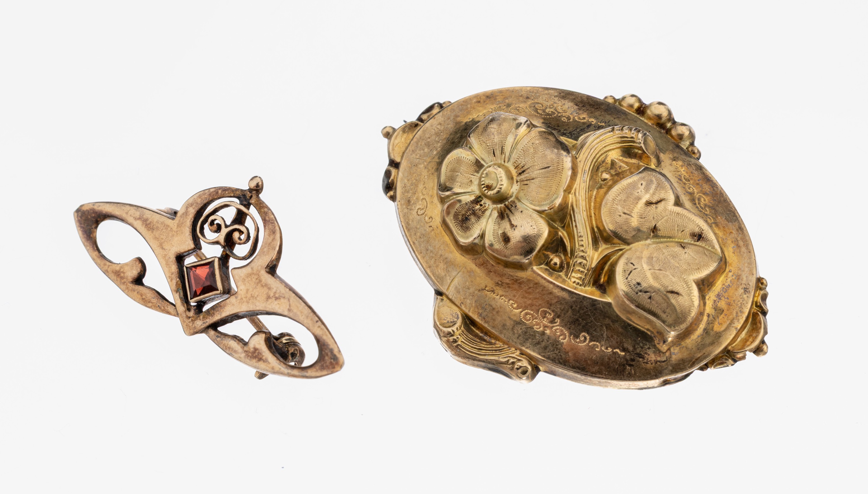 Image 27123392 - Lot 2 brooches , silver gilt, 1 x Art Nouveau approx. 1900, geometric design, 1 x ...