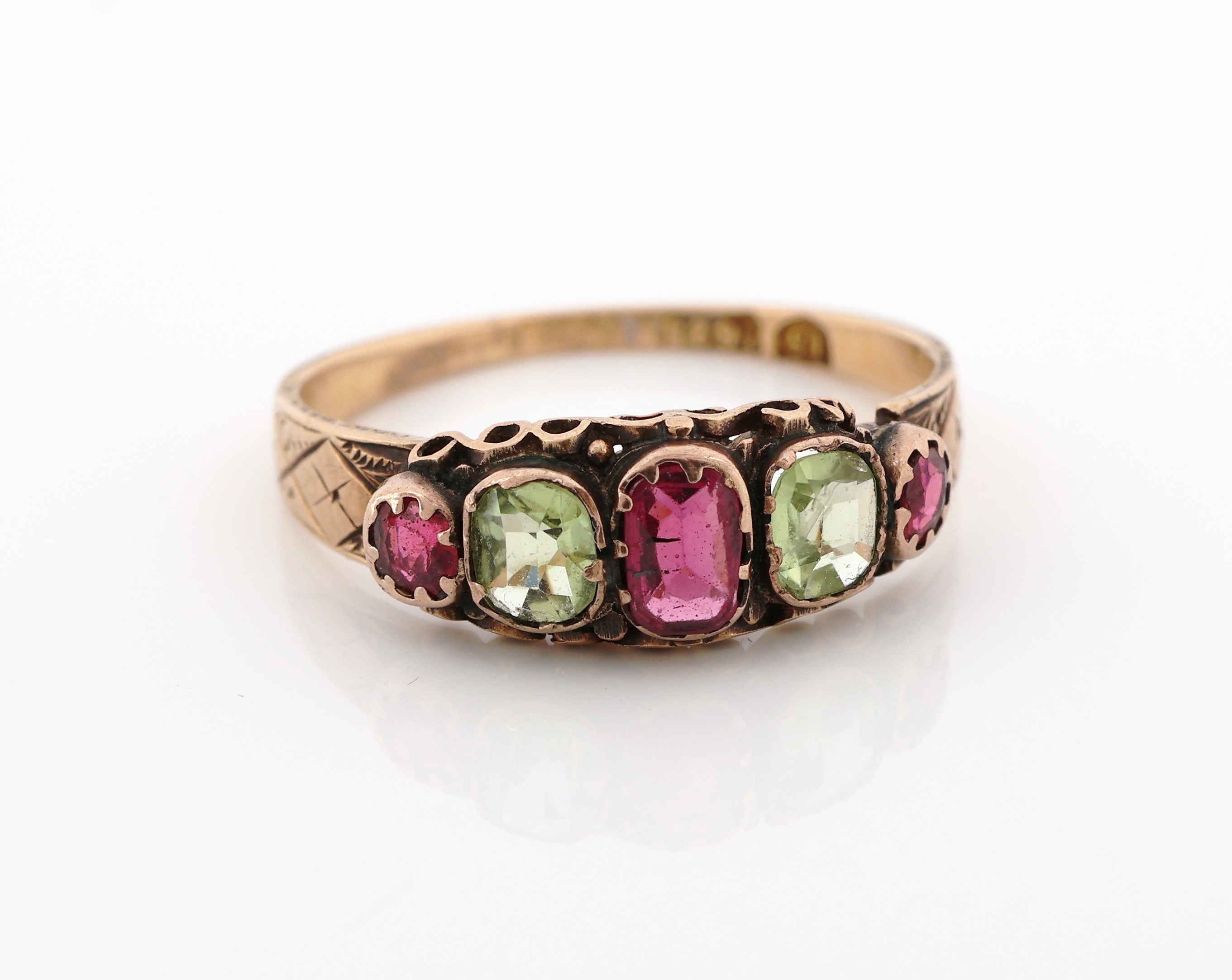Detail a: 15 kt Gold Rubin-Peridot-Ring, England/Birmingham, um 1890-1900, GG 625/000, 1 Rubin im Kissenschliff und 2 rundfacett. Rubine zus. ca. 0.30 ct, 2 ...