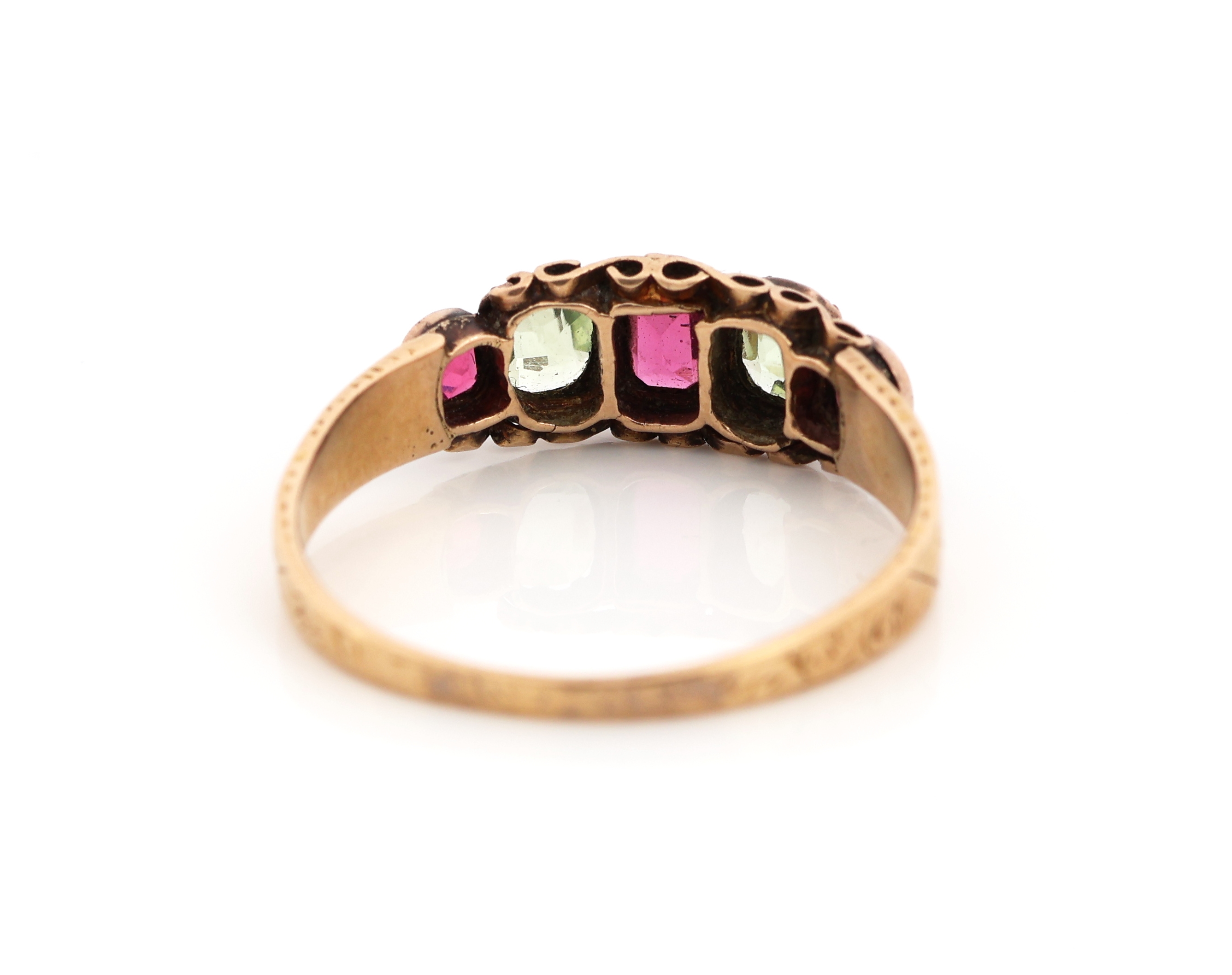 Detail b: 15 kt Gold Rubin-Peridot-Ring, England/Birmingham, um 1890-1900, GG 625/000, 1 Rubin im Kissenschliff und 2 rundfacett. Rubine zus. ca. 0.30 ct, 2 ...
