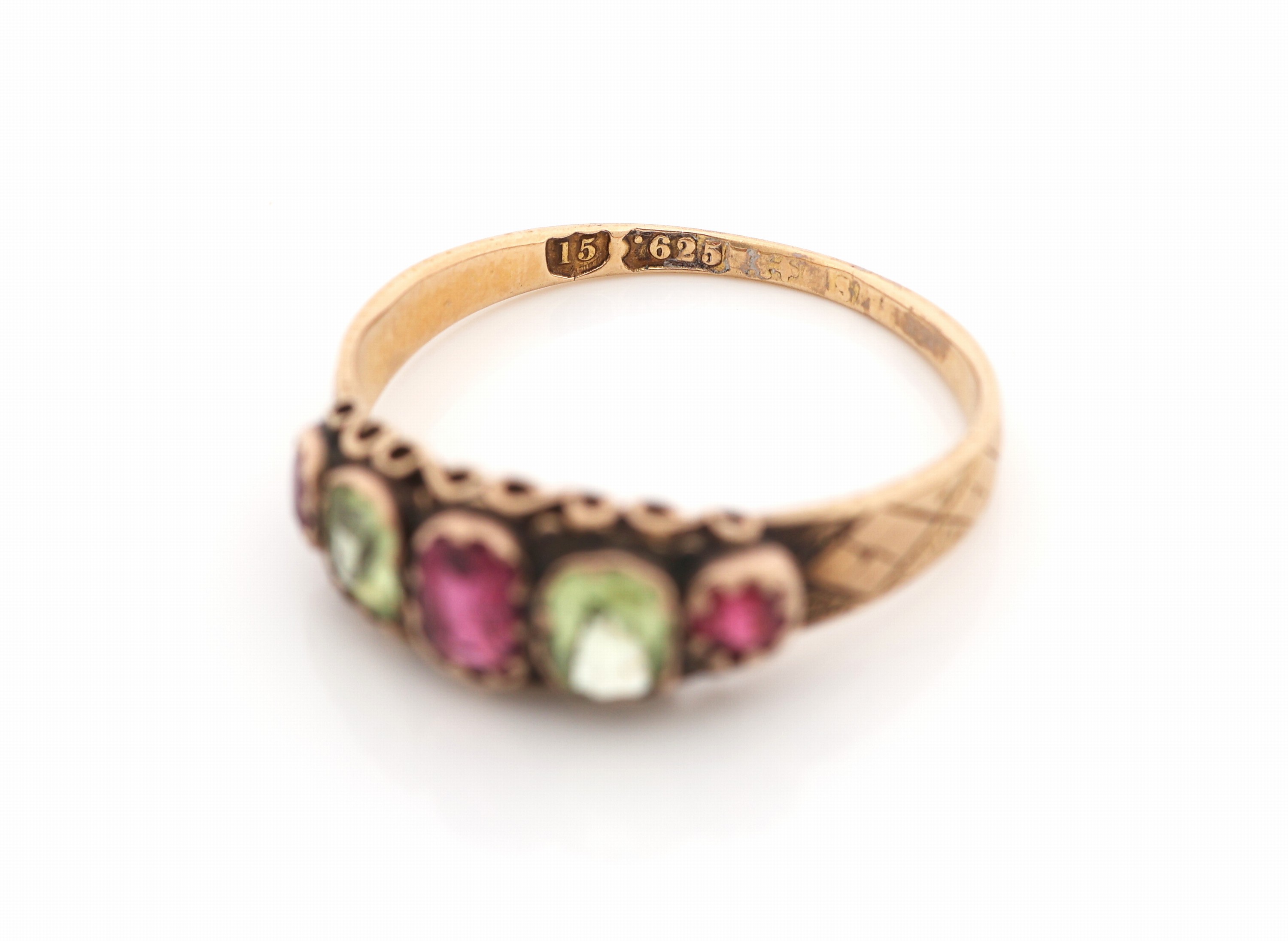 Detail c: 15 kt Gold Rubin-Peridot-Ring, England/Birmingham, um 1890-1900, GG 625/000, 1 Rubin im Kissenschliff und 2 rundfacett. Rubine zus. ca. 0.30 ct, 2 ...