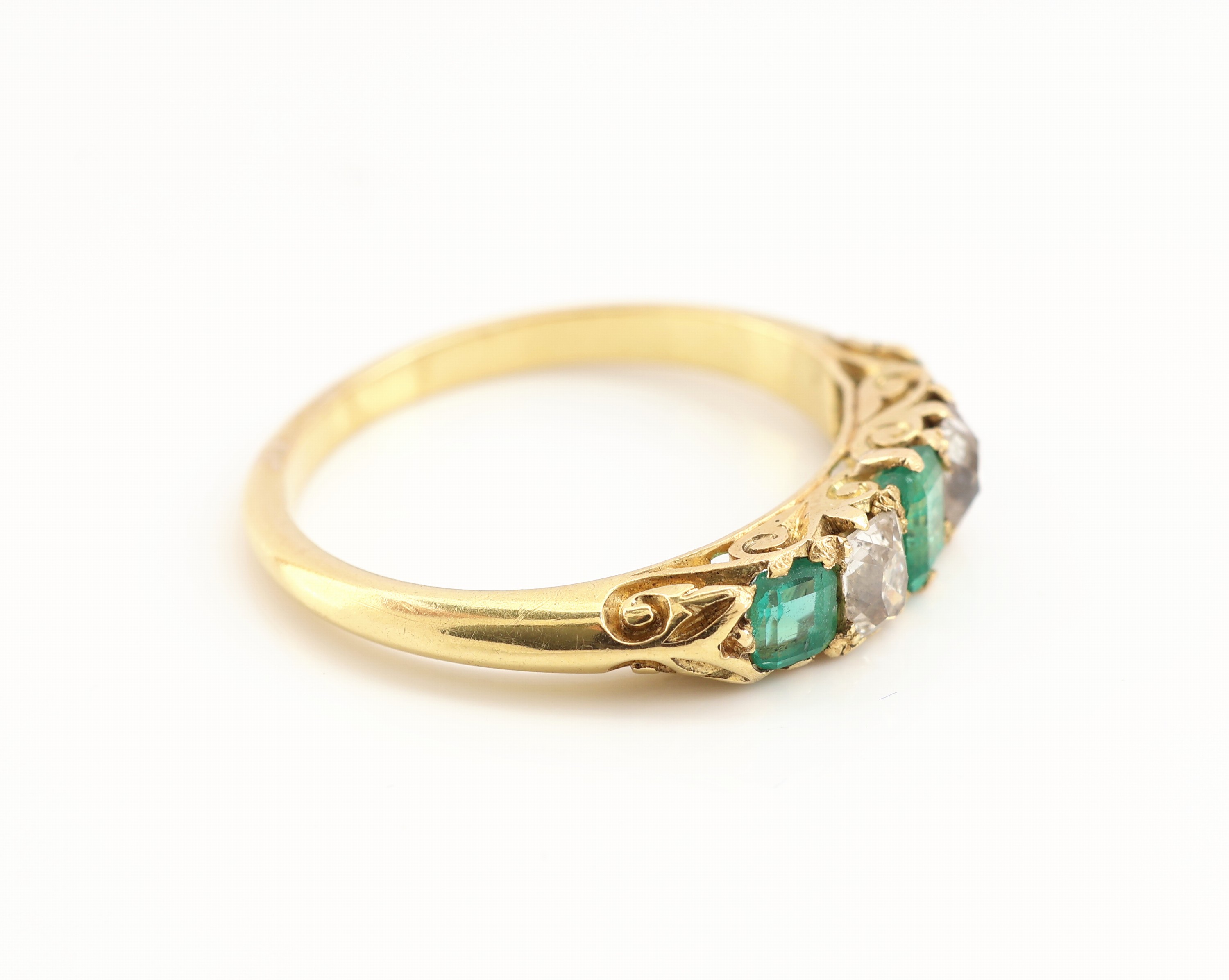 Detail b: 18 kt Gold Smaragd-Diamant-Ring, um 1900, GG 750/000 gepr., 3 facett. Smaragde zus. ca. 0.35 ct, 2 kissenf. Altschliffdiamanten zus. ca. 0.40 ct ...