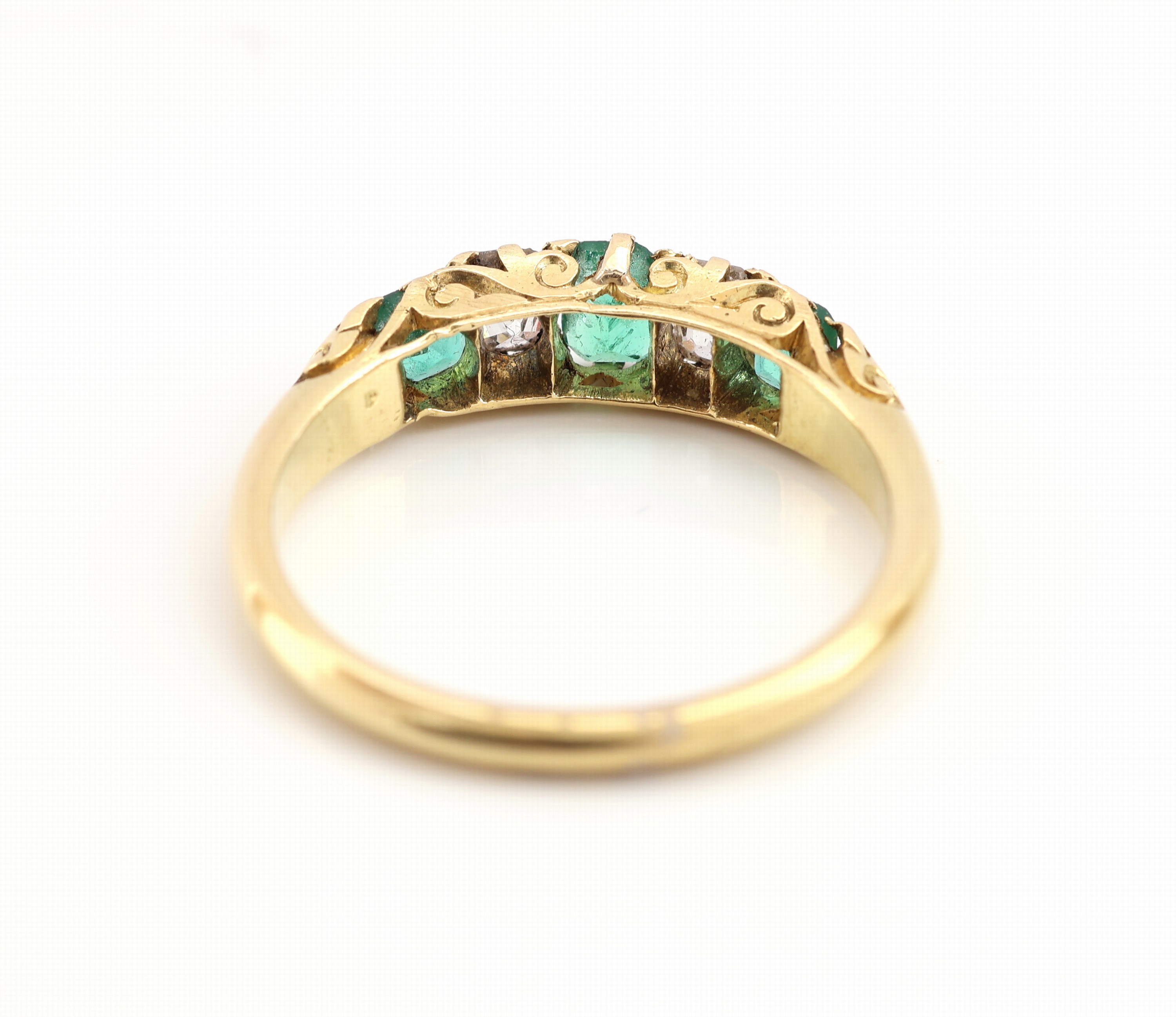 Detail c: 18 kt Gold Smaragd-Diamant-Ring, um 1900, GG 750/000 gepr., 3 facett. Smaragde zus. ca. 0.35 ct, 2 kissenf. Altschliffdiamanten zus. ca. 0.40 ct ...