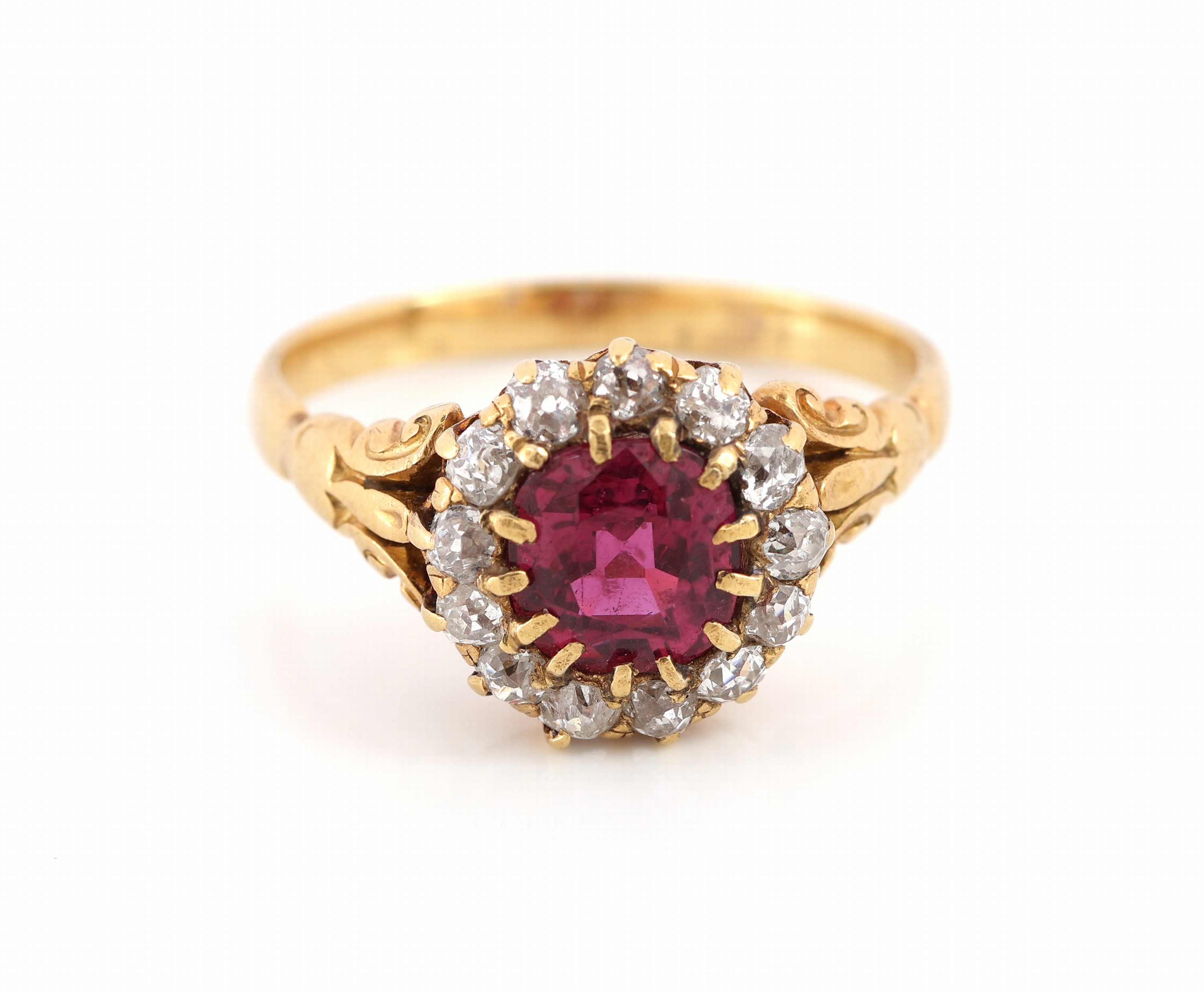 Detail a: 18 kt Gold Rubin-Diamant-Ring, um 1890-1900, GG 750/000, mittig kissenf. Rubin ca. 1.10 ct, umgeben von 13 Altschliffdiamant zus. ca. 0.40 ct ...