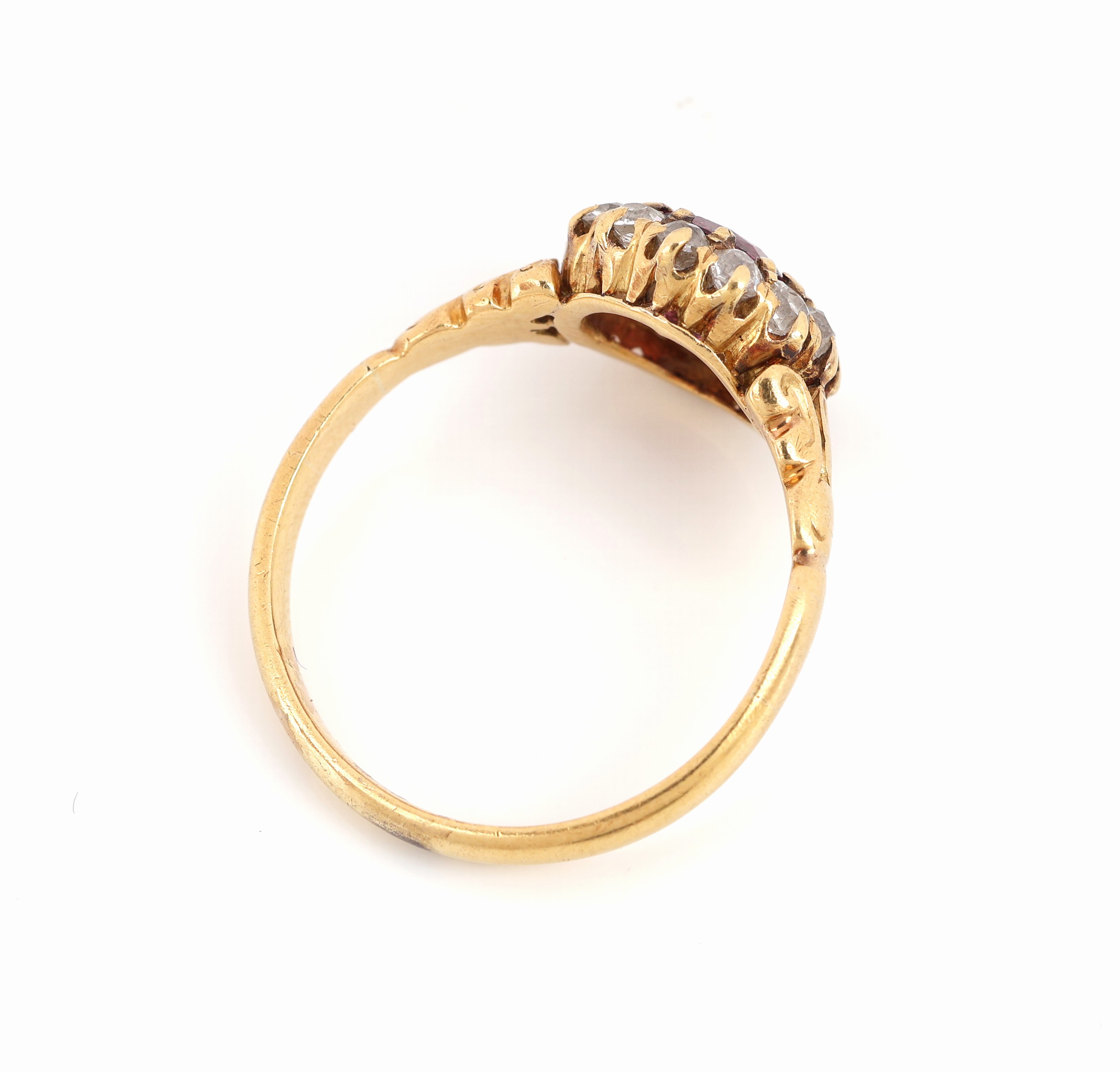 Detail b: 18 kt Gold Rubin-Diamant-Ring, um 1890-1900, GG 750/000, mittig kissenf. Rubin ca. 1.10 ct, umgeben von 13 Altschliffdiamant zus. ca. 0.40 ct ...