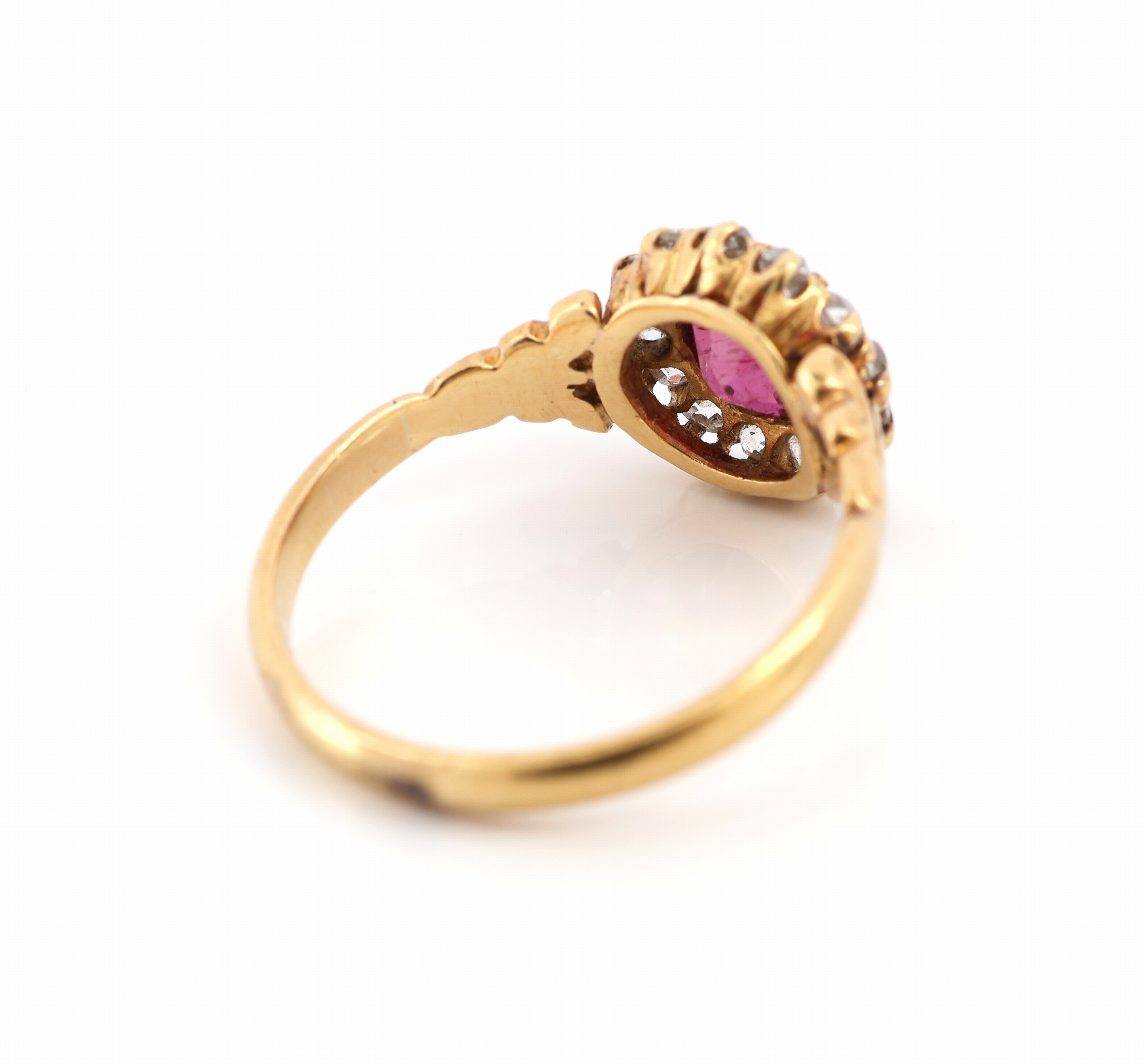 Detail c: 18 kt Gold Rubin-Diamant-Ring, um 1890-1900, GG 750/000, mittig kissenf. Rubin ca. 1.10 ct, umgeben von 13 Altschliffdiamant zus. ca. 0.40 ct ...