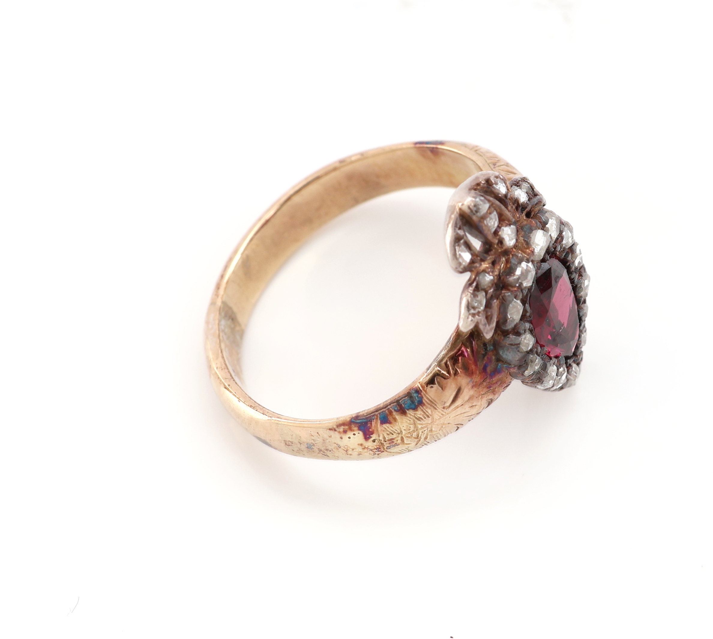 Detail c: 8 kt Gold Granat-Diamant-Ring, um 1890, GG 333/000 gepr., tropfenf. Ringkopf mit Bekrönung Silber, facett. Granattropfen ca. 1.0 ct, 24 ...