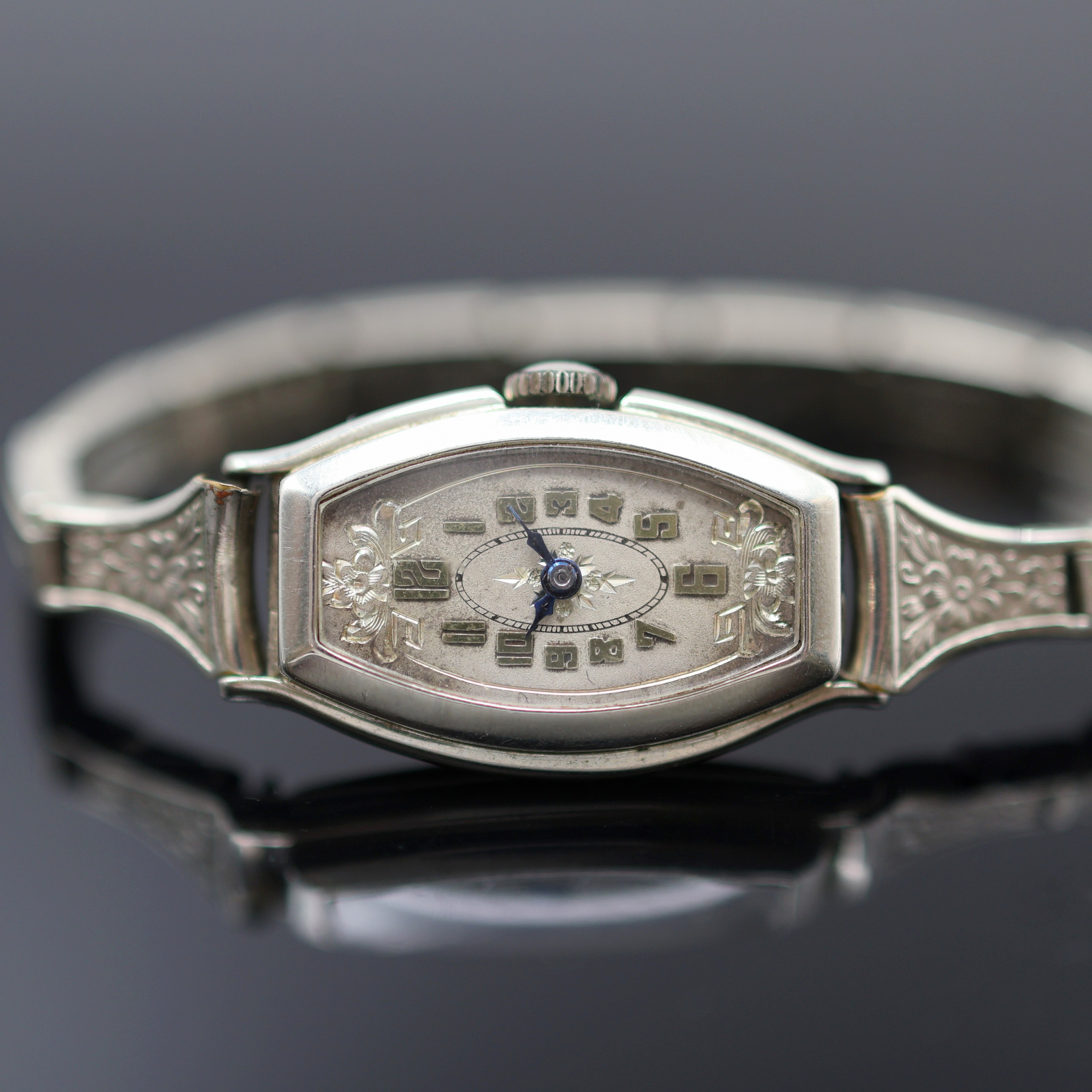 Detail b: 3 Art-Deco Damenarmbanduhren 2x in WG 585/000 und 1x 10k Gold filled, Schweiz um 1925- 1935, Handaufzug, 2x Scharniergeh., 1x Boden aufgedr., silb. ...