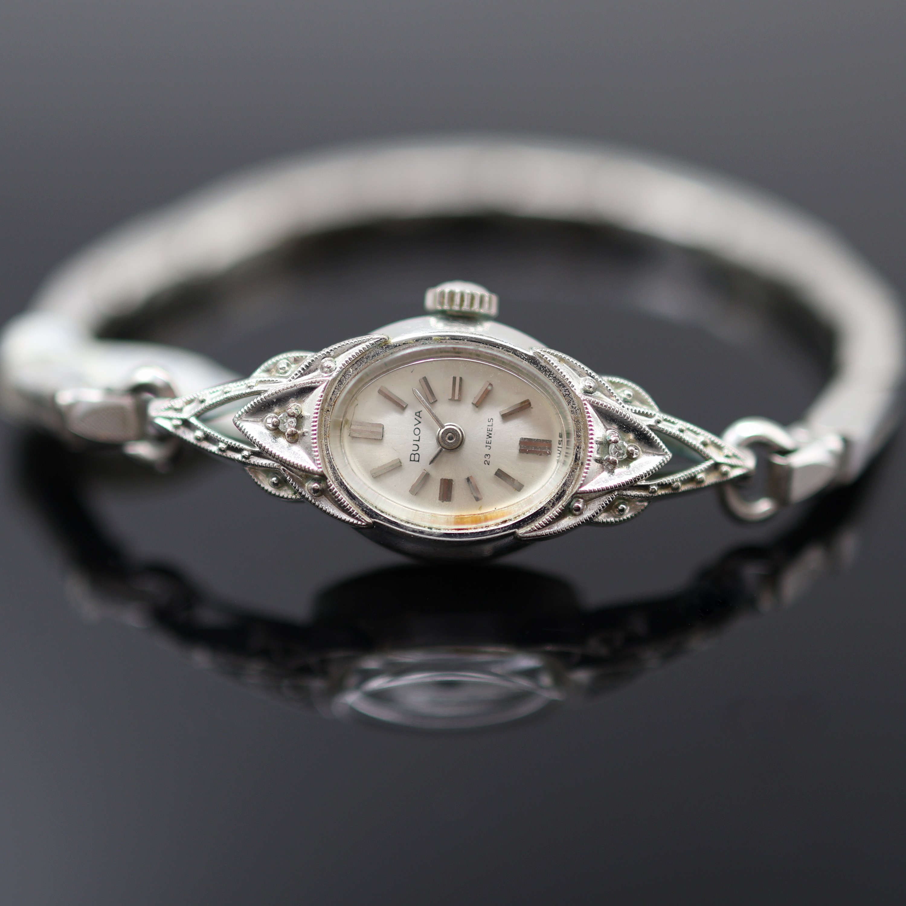 Detail c: 3 Art-Deco Damenarmbanduhren 2x in WG 585/000 und 1x 10k Gold filled, Schweiz um 1925- 1935, Handaufzug, 2x Scharniergeh., 1x Boden aufgedr., silb. ...