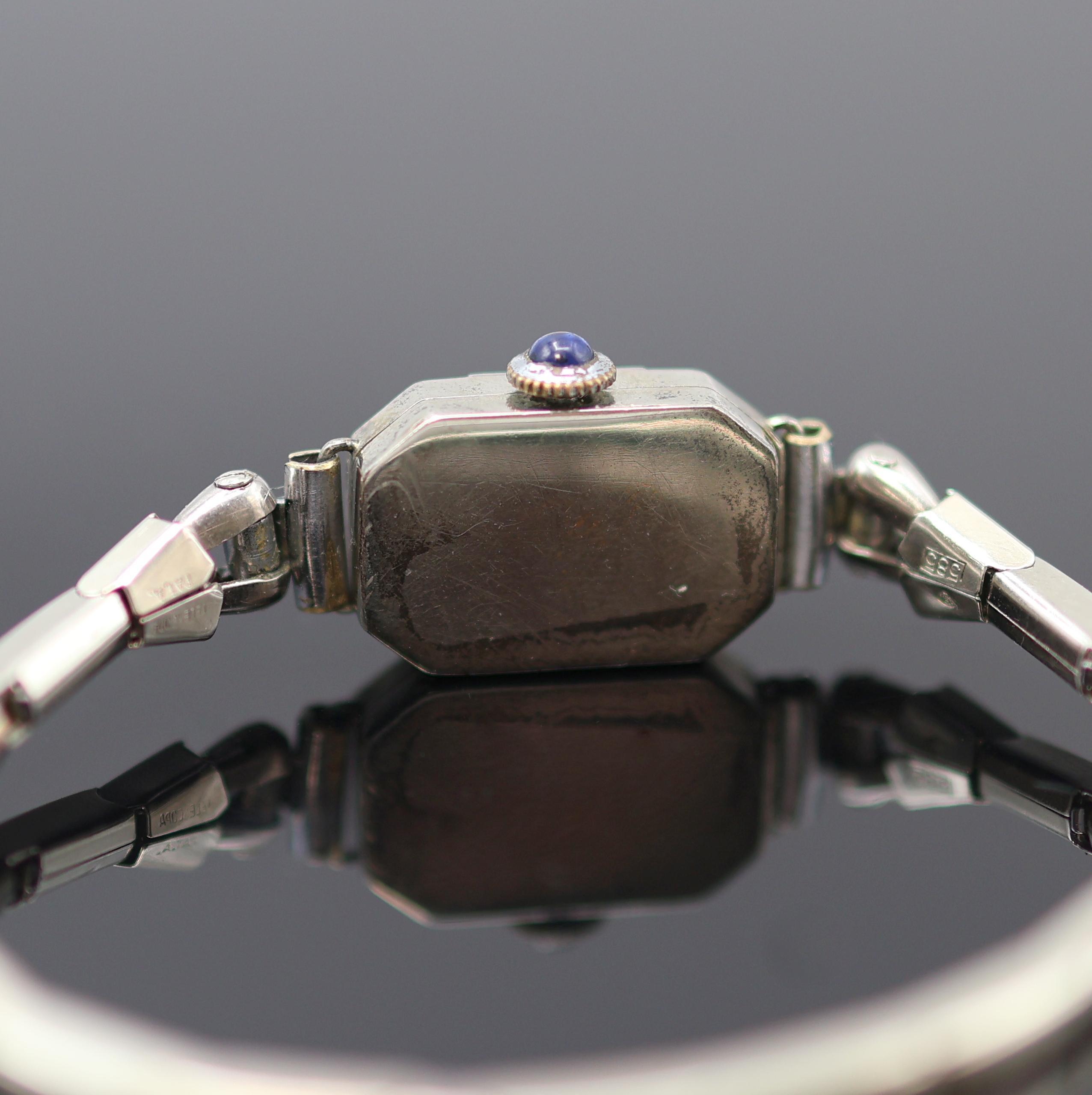 Detail d: 3 Art-Deco Damenarmbanduhren 2x in WG 585/000 und 1x 10k Gold filled, Schweiz um 1925- 1935, Handaufzug, 2x Scharniergeh., 1x Boden aufgedr., silb. ...