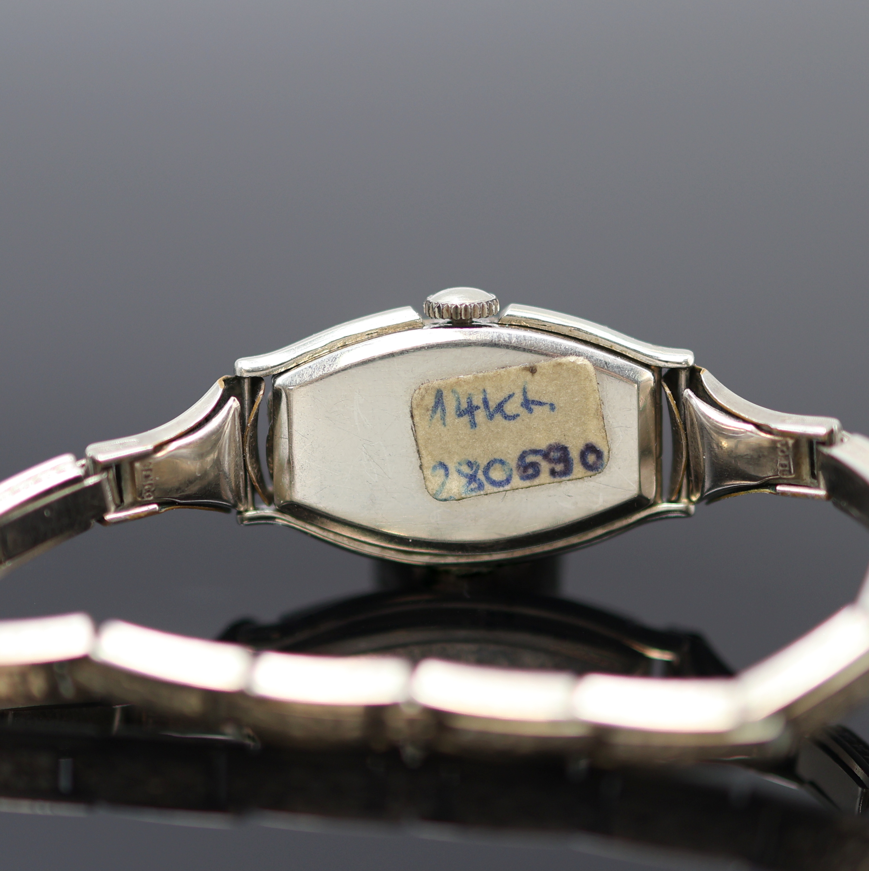 Detail e: 3 Art-Deco Damenarmbanduhren 2x in WG 585/000 und 1x 10k Gold filled, Schweiz um 1925- 1935, Handaufzug, 2x Scharniergeh., 1x Boden aufgedr., silb. ...
