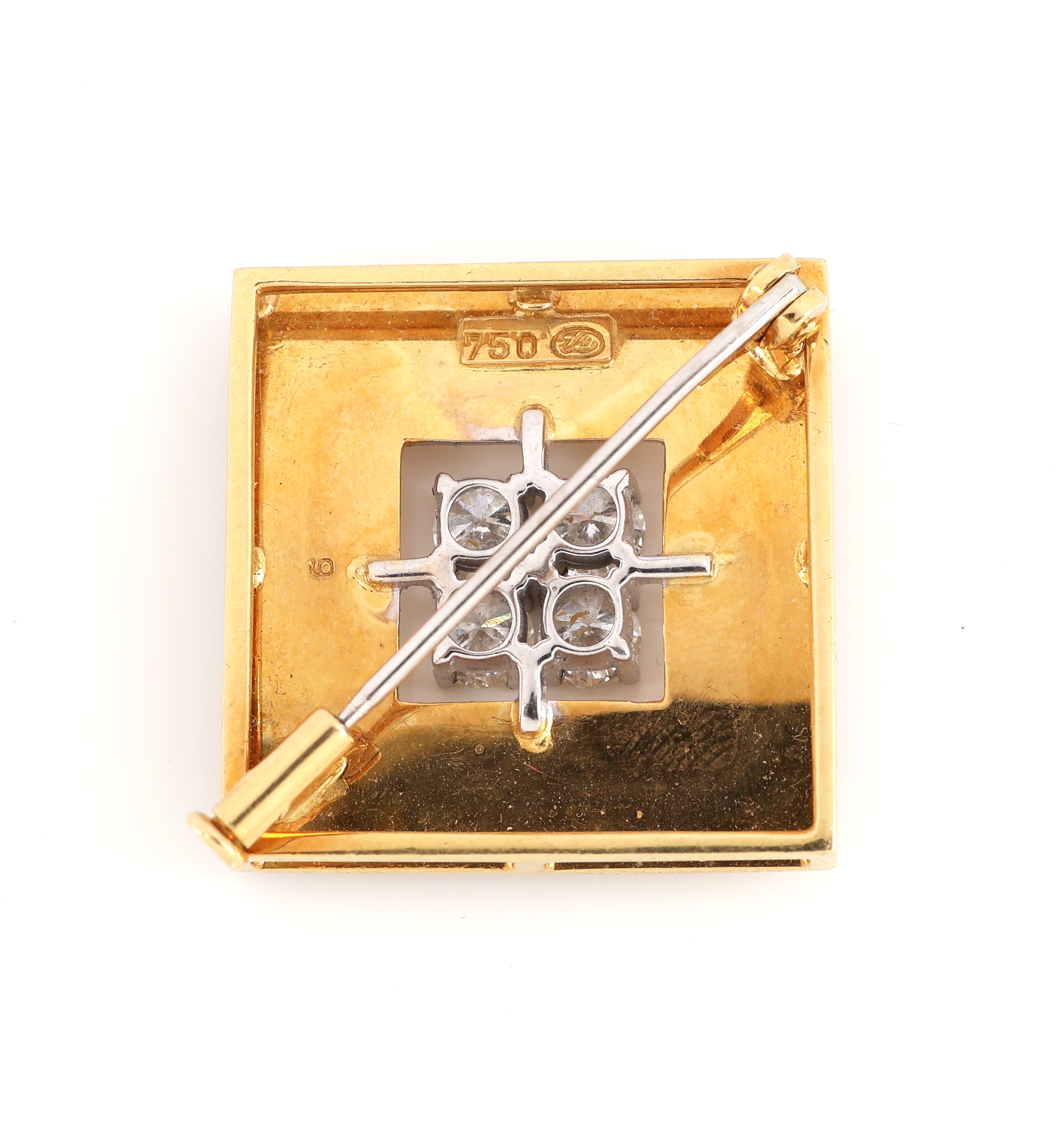 Detail b: 18 kt Gold LAUDIER Brillant-Brosche, 1960er Jahre, GG/WG 750/000, quadratisch, Oberfläche strukt., 4 in WG gefasste Brillanten zus. ca. 1.0 ct ...
