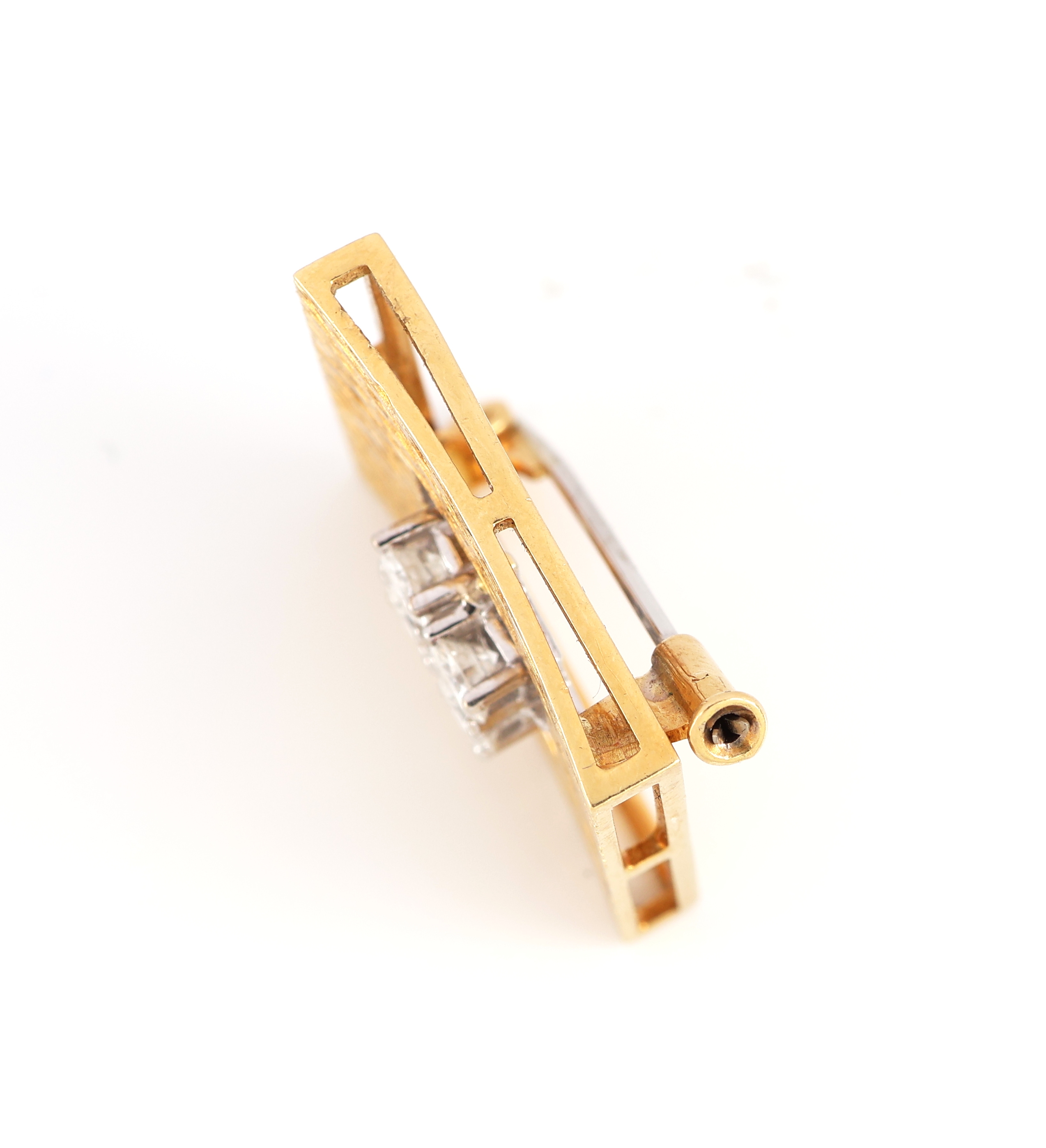 Detail c: 18 kt Gold LAUDIER Brillant-Brosche, 1960er Jahre, GG/WG 750/000, quadratisch, Oberfläche strukt., 4 in WG gefasste Brillanten zus. ca. 1.0 ct ...