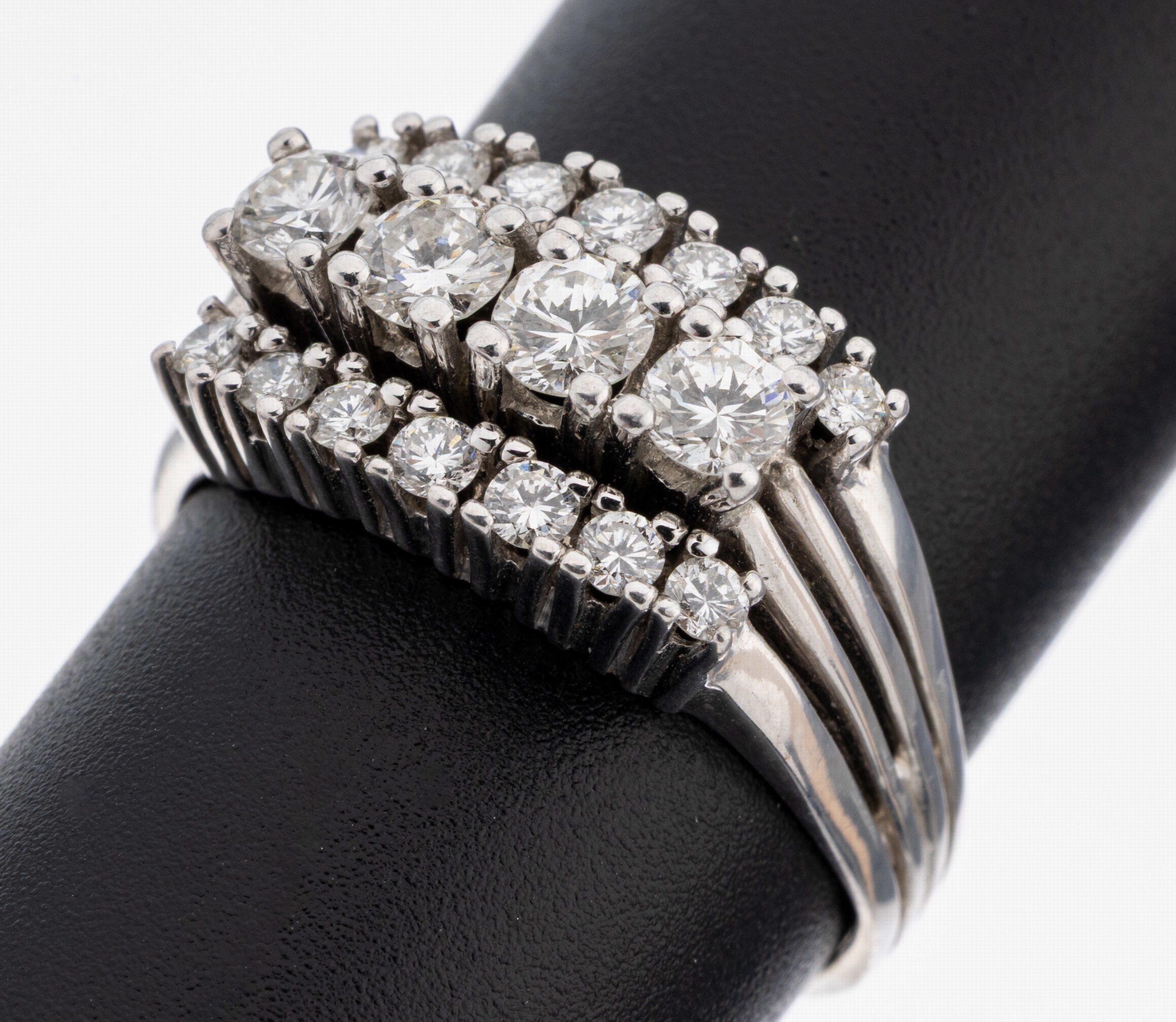 Image 27123455 - 18 kt Gold Brillant-Ring, WG 750/000, mehrstufiger Aufbau, 18 Brillanten zus. ca. 1.12 ...
