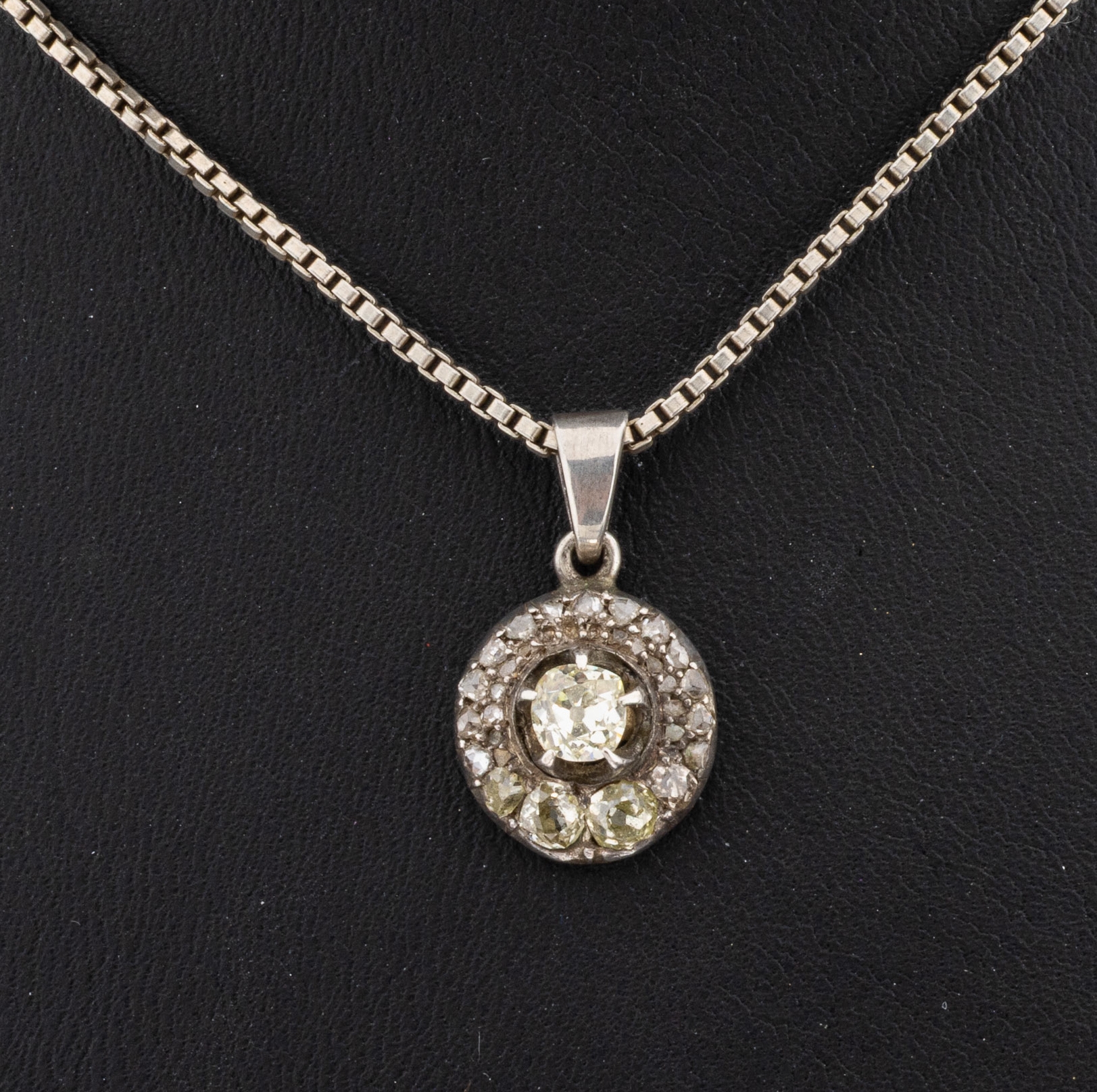 Image 27123457 - Diamant-Anhänger, Silber gepr., aus älteremund größerem Zusammenhang, mittig ...