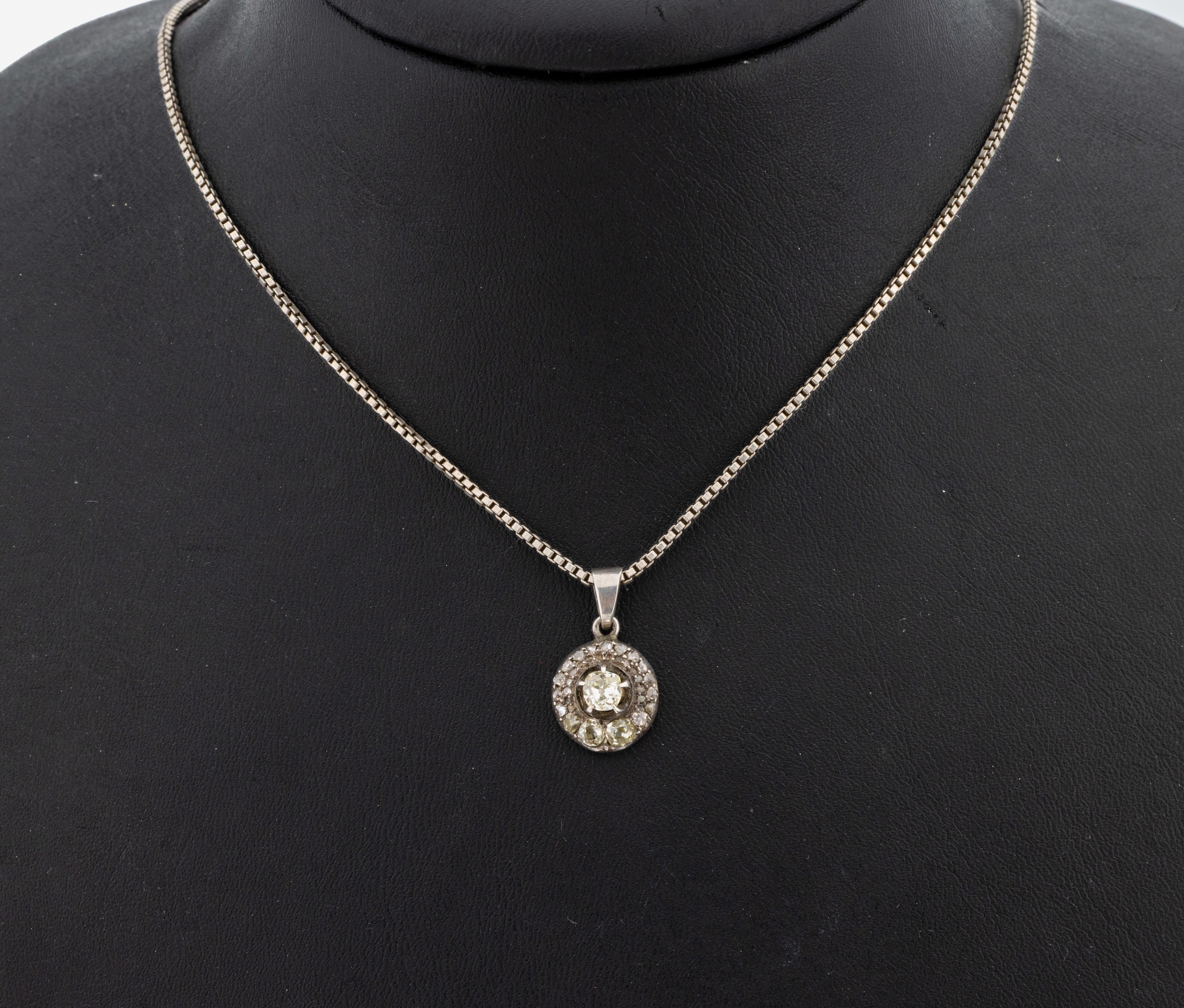Detail a: Diamant-Anhänger, Silber gepr., aus älteremund größerem Zusammenhang, mittig Altschliffdiamant ca. 0.40 ct get.Weiß/p, 4 Altschliffdiamanten ...