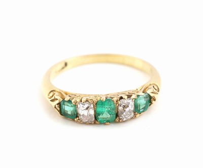 27123404a - 18 kt Gold Smaragd-Diamant-Ring, um 1900, GG 750/000 gepr., 3 facett. Smaragde zus. ca. ...