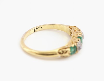 27123404d - 18 kt Gold Smaragd-Diamant-Ring, um 1900, GG 750/000 gepr., 3 facett. Smaragde zus. ca. ...