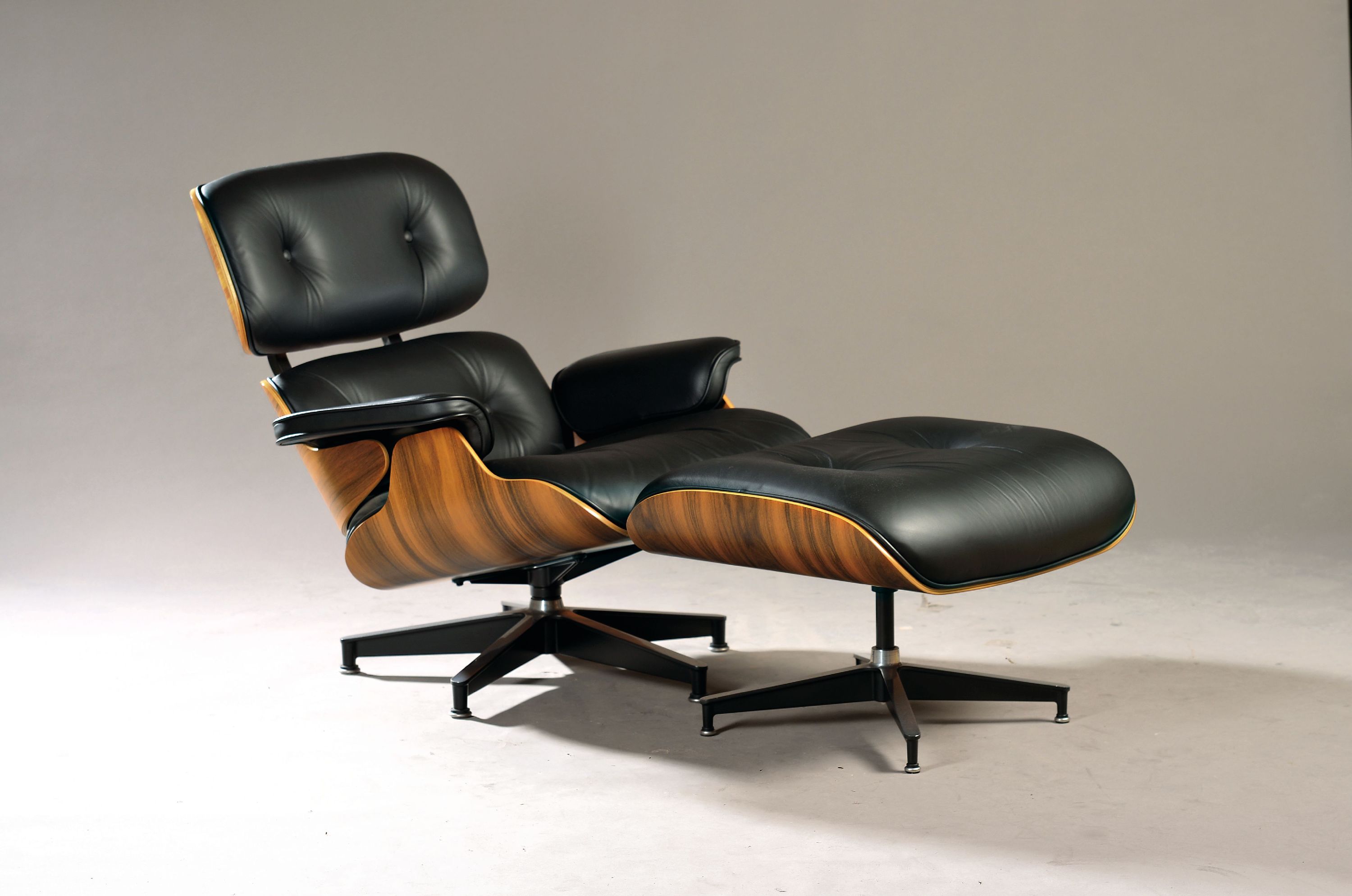 Image 27123557 - Lounge Chair mit Ottomane, Entw. Charles und Ray Eames (1956), Hermann Miller Collection, ...