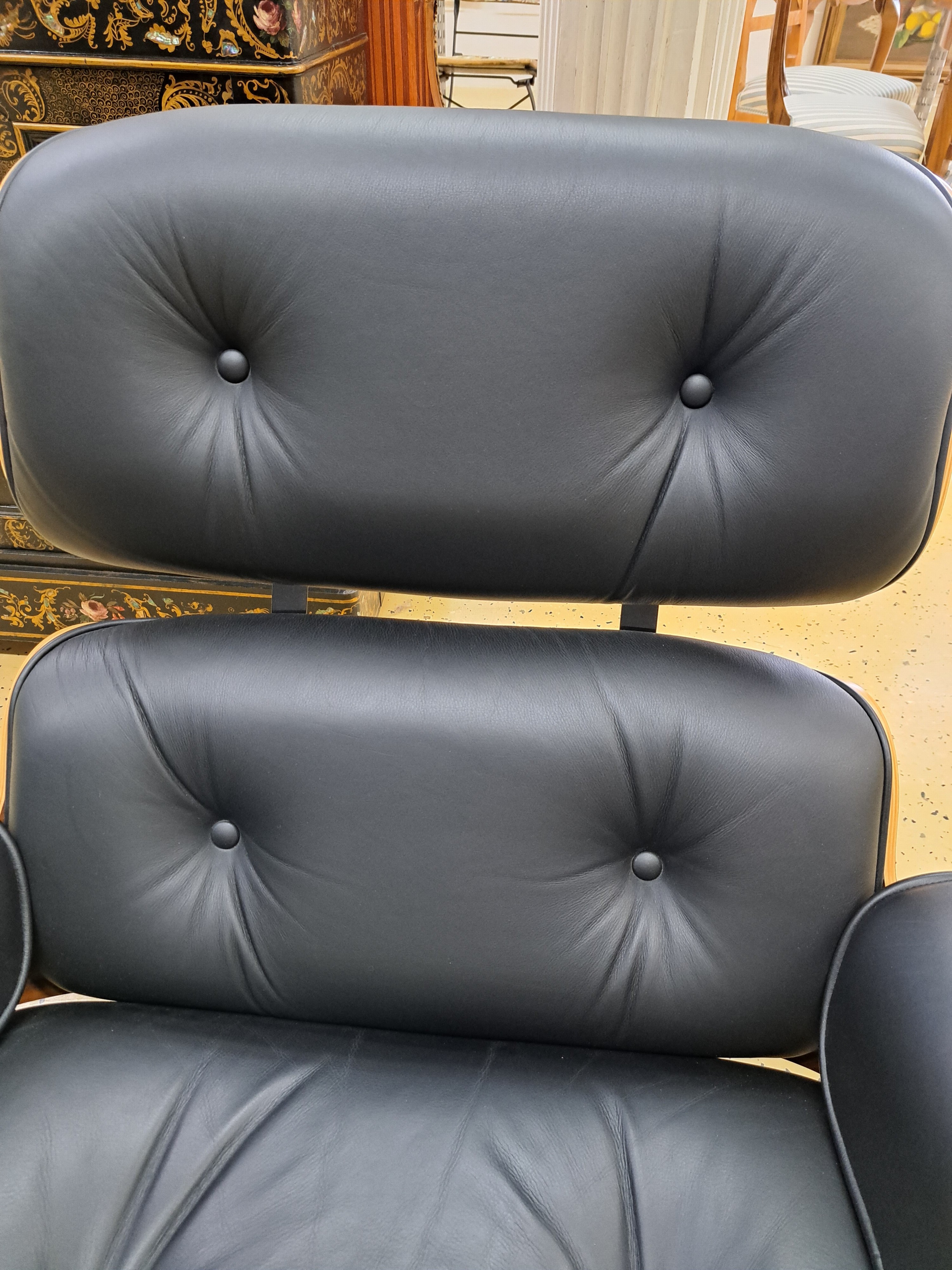 Detail d: Lounge Chair mit Ottomane, Entw. Charles und Ray Eames (1956), Hermann Miller Collection, Ausführung 2008, Sitzschale aus Schichtholz, schwarzer ...