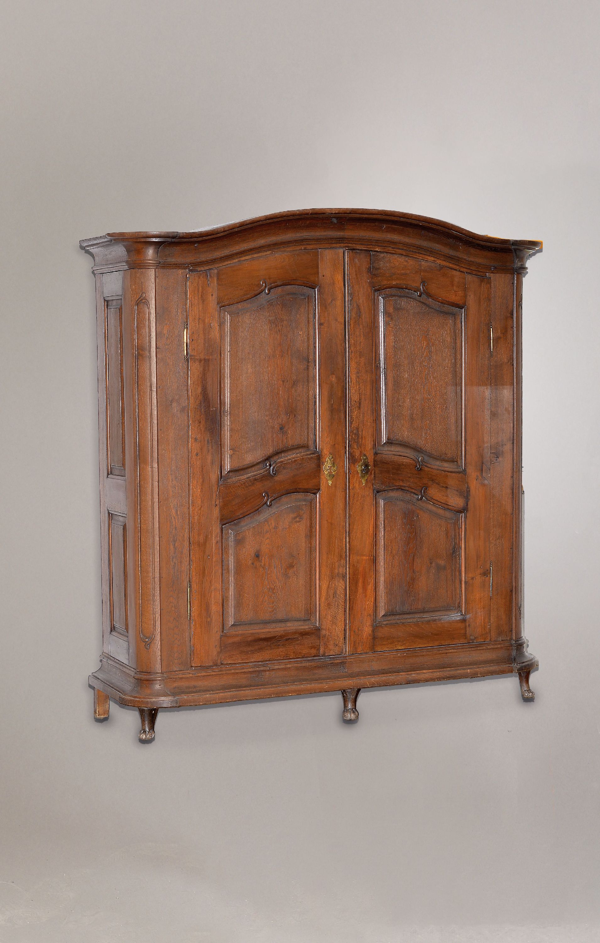 Barockschrank, Elsass, um 1760/70, Eiche massiv, zweitürig auf Rahmen gearbeitet mit Voluten, seitlich kassettiert, Giebel geschwungen, auf ...