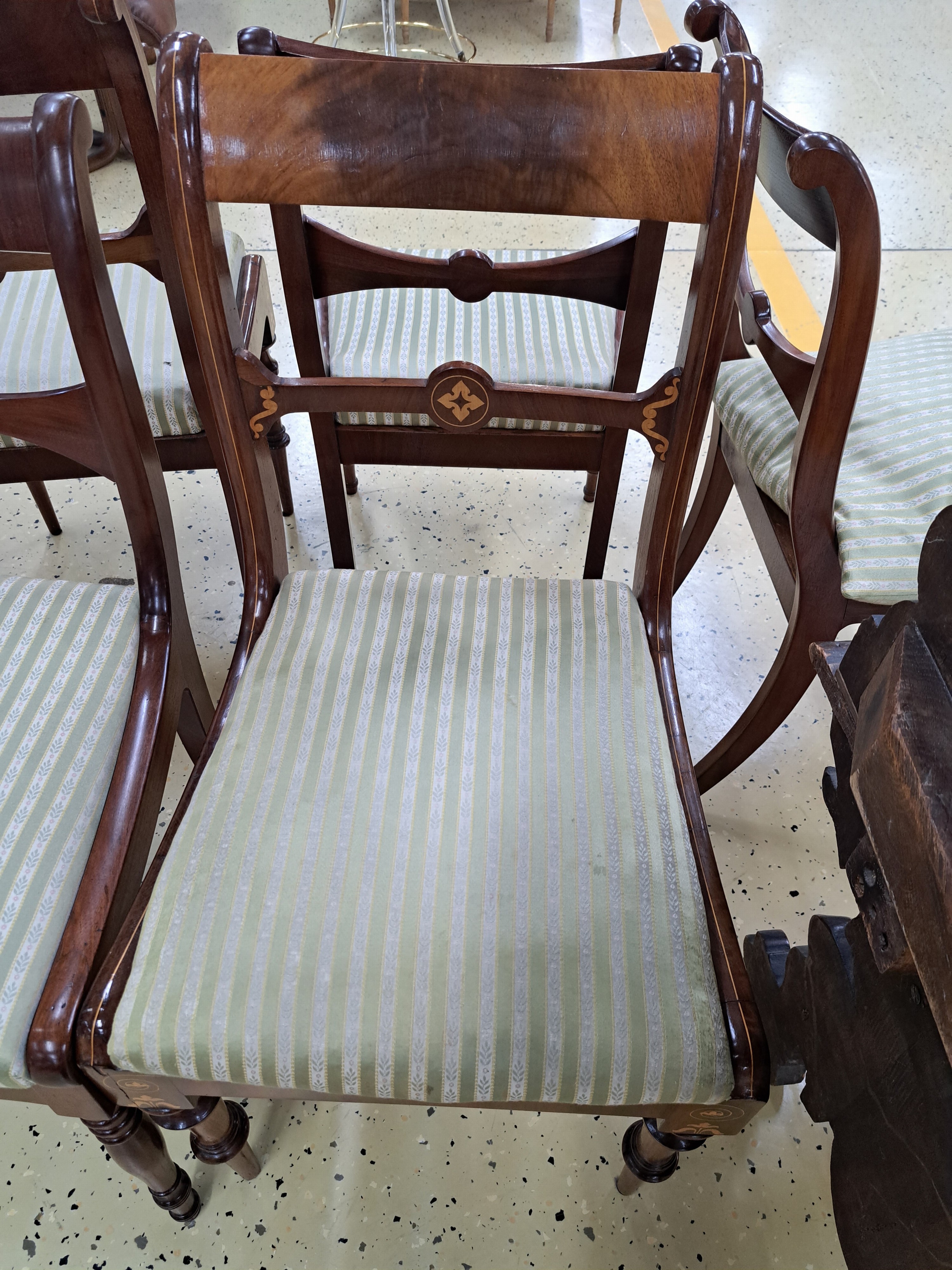 Detail b: 5 Stühle, 19.Jh., l. unterschiedliche Form, Mahagonifurnier, Sitz gepolstert und bezogen, auf gedrechselten Beinen, aufwendige Marketerie in Ahorn, ...