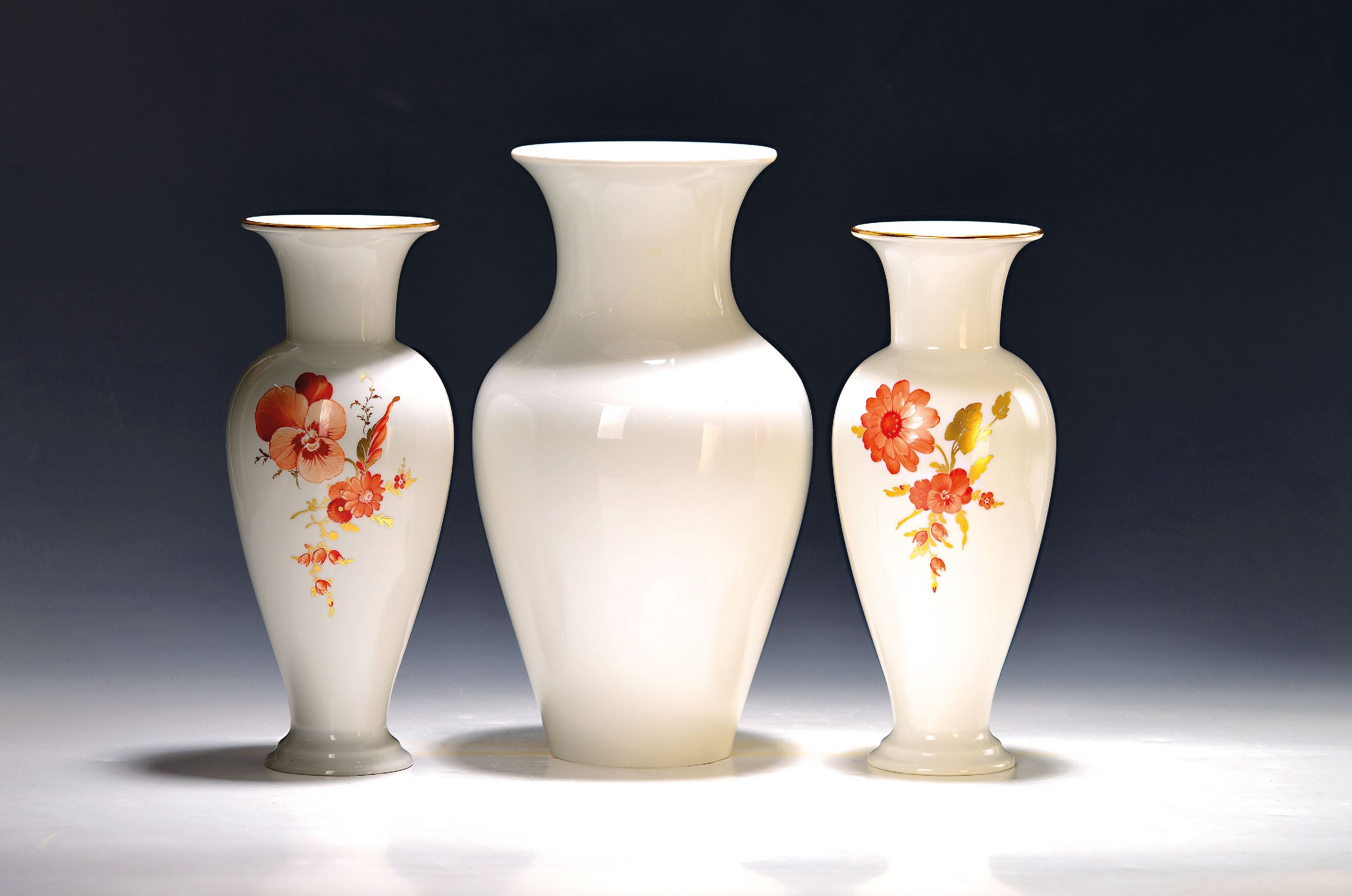 Image 27123569 - Vasenpaar und Vase, KPM Berlin, Vasenpaar mit monochromer Blumenmalerei, Goldblätter, ...
