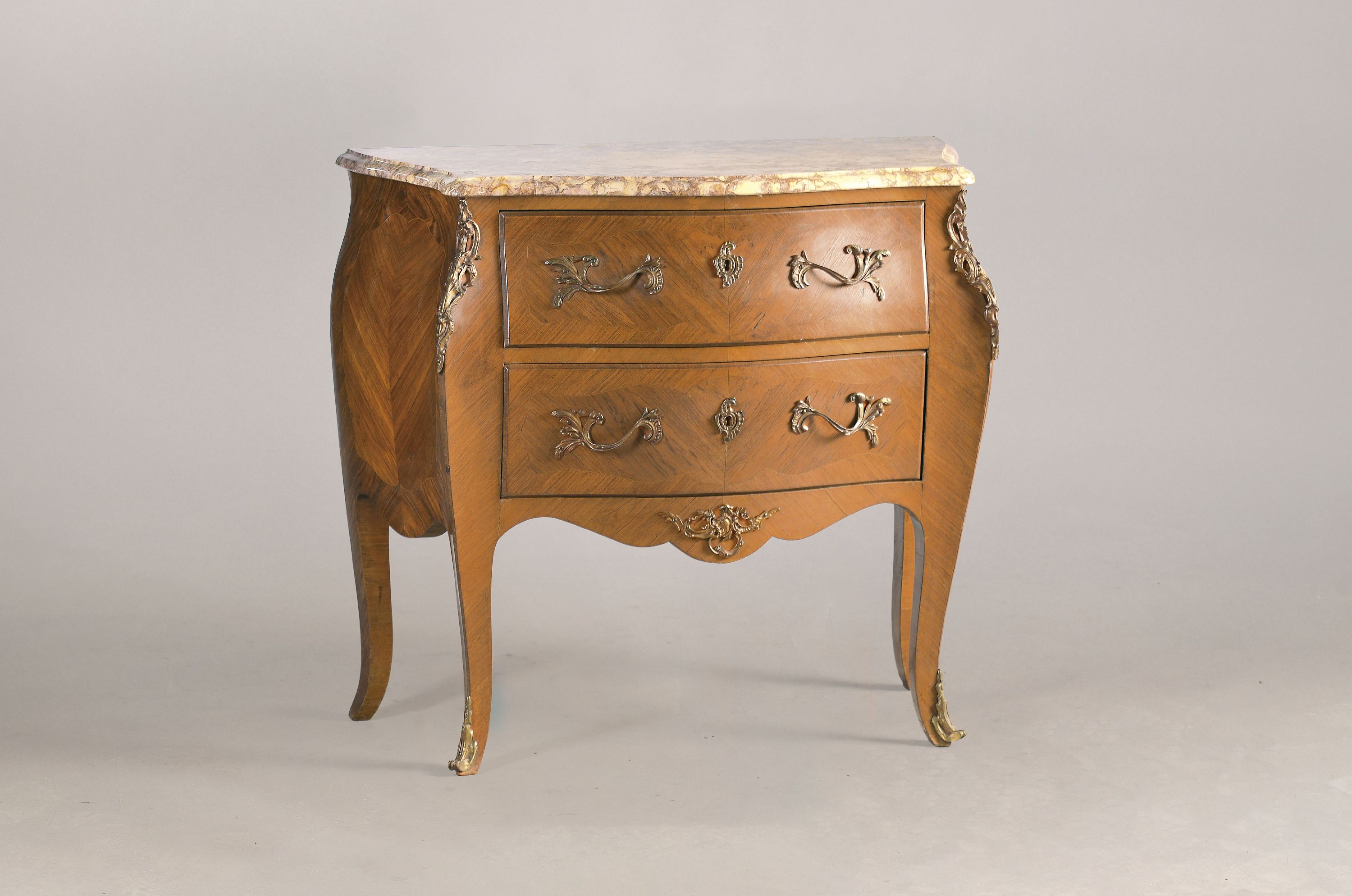 Kleine Kommode, Frankreich, um 1900, Rosenholzfurnier, 2 Schubladen, Marmorplatte, mit Messingapplikationen, auf leicht geschwungenen Beinen, ...