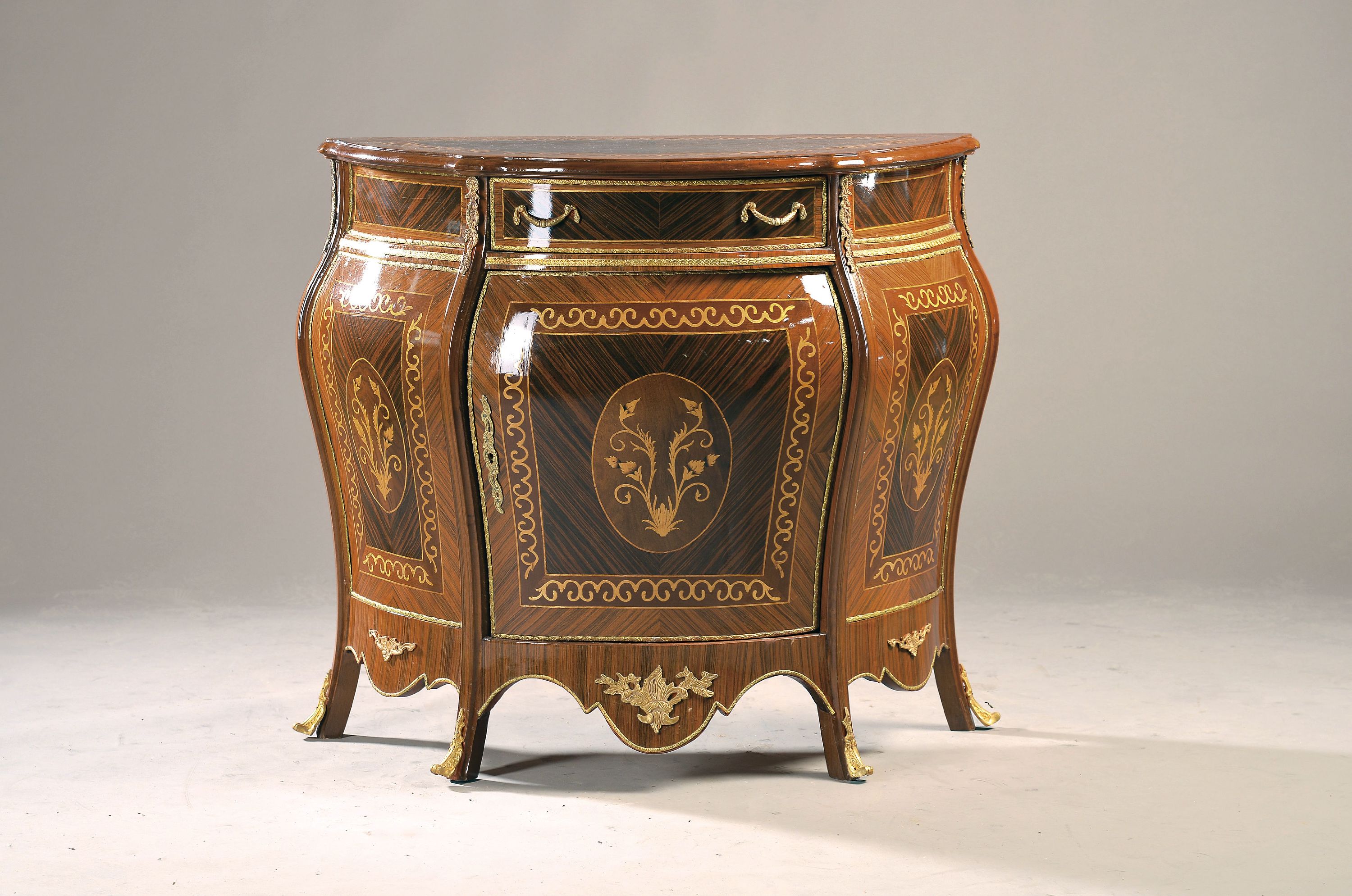 Beistellschrank, Frankreich, Mitte 20. Jh., Rosenholzfurnier floral intarsiert, Metallapplikationen, eintürig und eine Schublade, l. bombierte ...