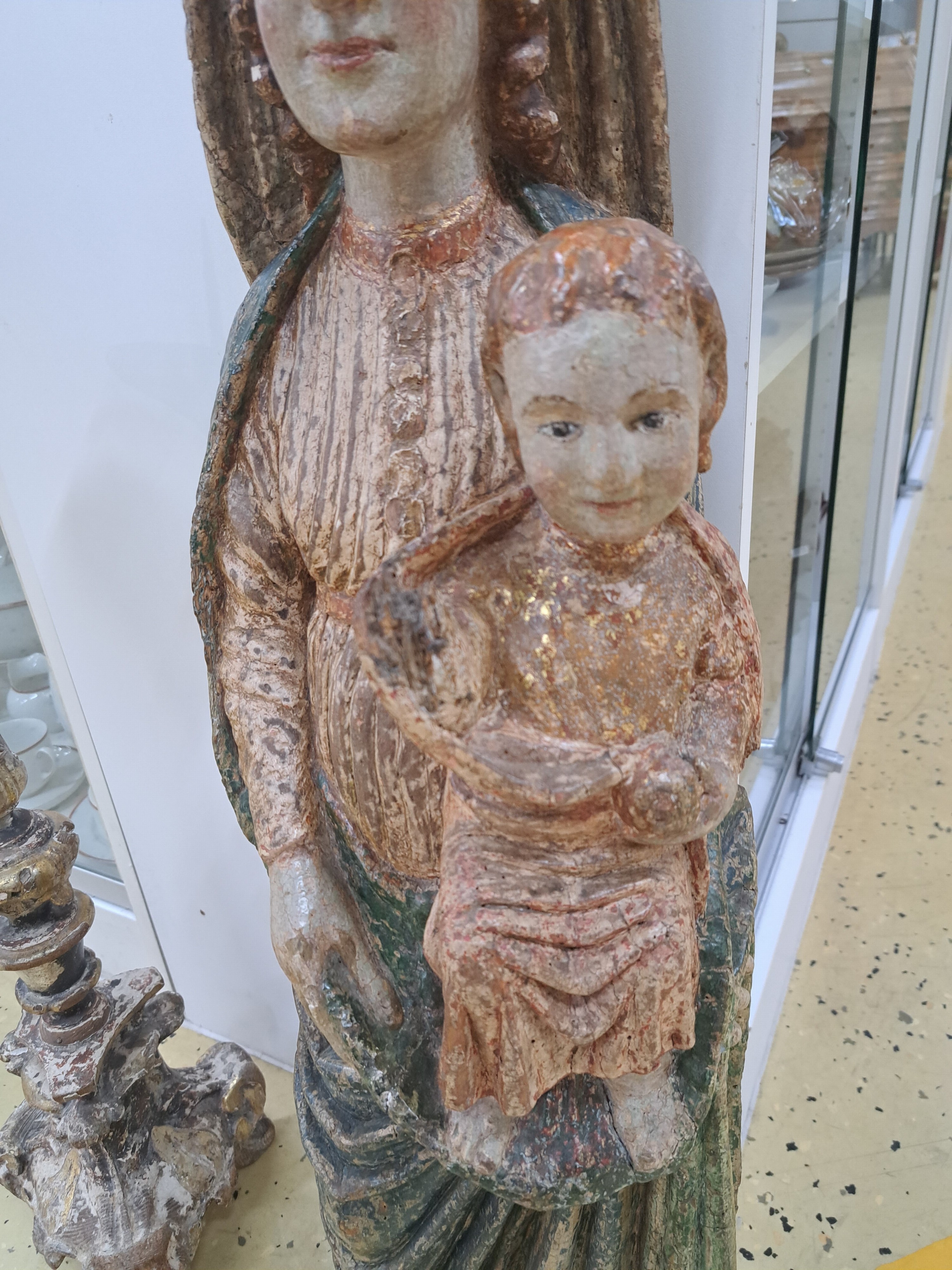 Detail b: Holzskulptur Muttergottes, süddeutsch, 19.Jh. , Holz, vollplastisch geschnitzt, partiell fragmentarisch, farbig gefasst, H. 83 cm