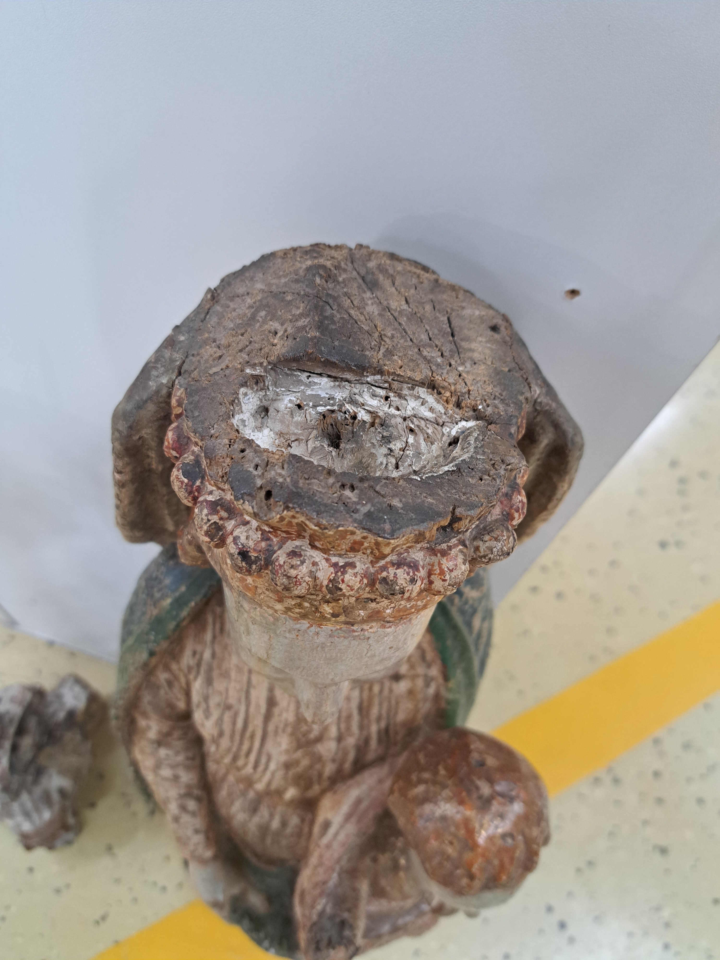 Detail d: Holzskulptur Muttergottes, süddeutsch, 19.Jh. , Holz, vollplastisch geschnitzt, partiell fragmentarisch, farbig gefasst, H. 83 cm