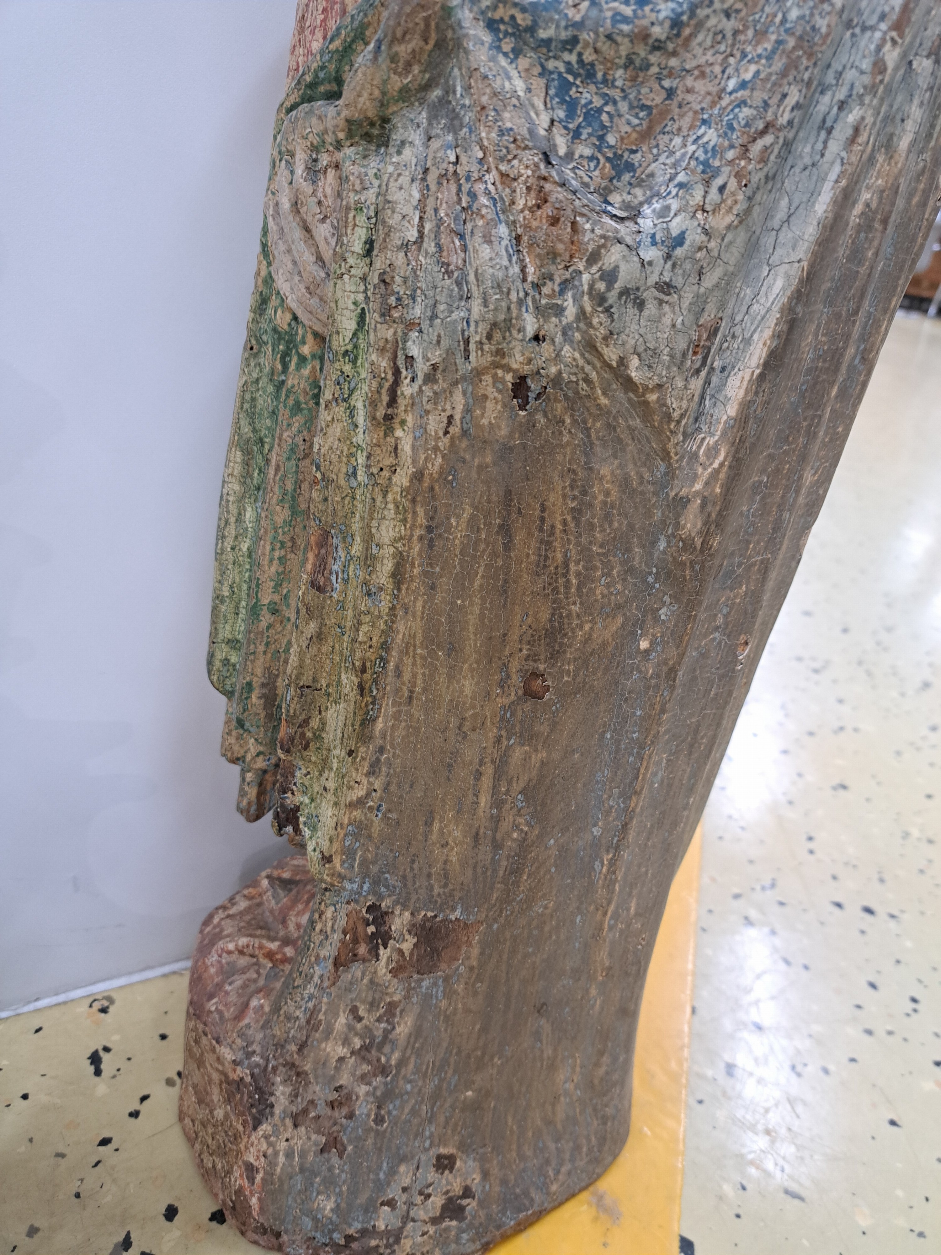 Detail j: Holzskulptur Muttergottes, süddeutsch, 19.Jh. , Holz, vollplastisch geschnitzt, partiell fragmentarisch, farbig gefasst, H. 83 cm