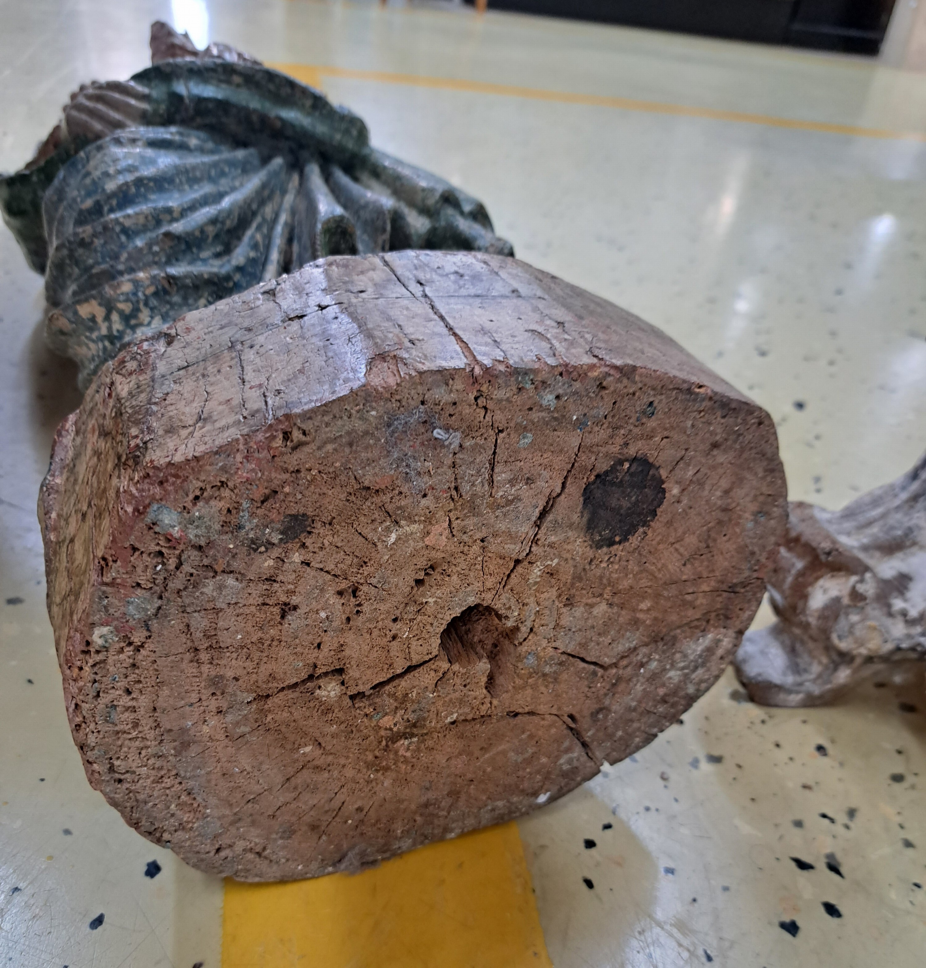 Detail m: Holzskulptur Muttergottes, süddeutsch, 19.Jh. , Holz, vollplastisch geschnitzt, partiell fragmentarisch, farbig gefasst, H. 83 cm