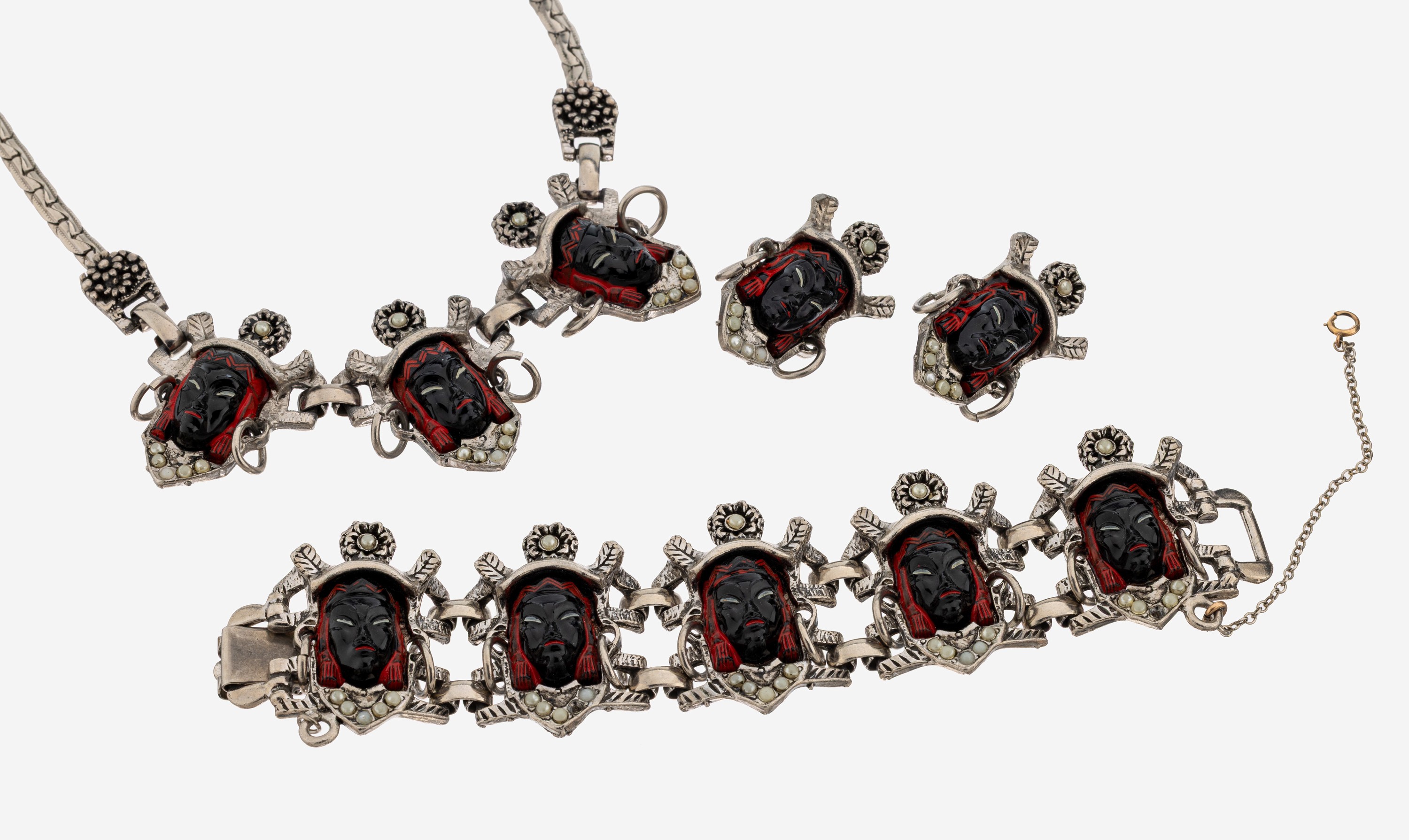 3-teilige Parure wohl SELRO, USA 1950er Jahre, sogen. Black Asian Prince, schwarz rote Kunststoff-Köpfe in silberfarbener Metall- fassung, ...
