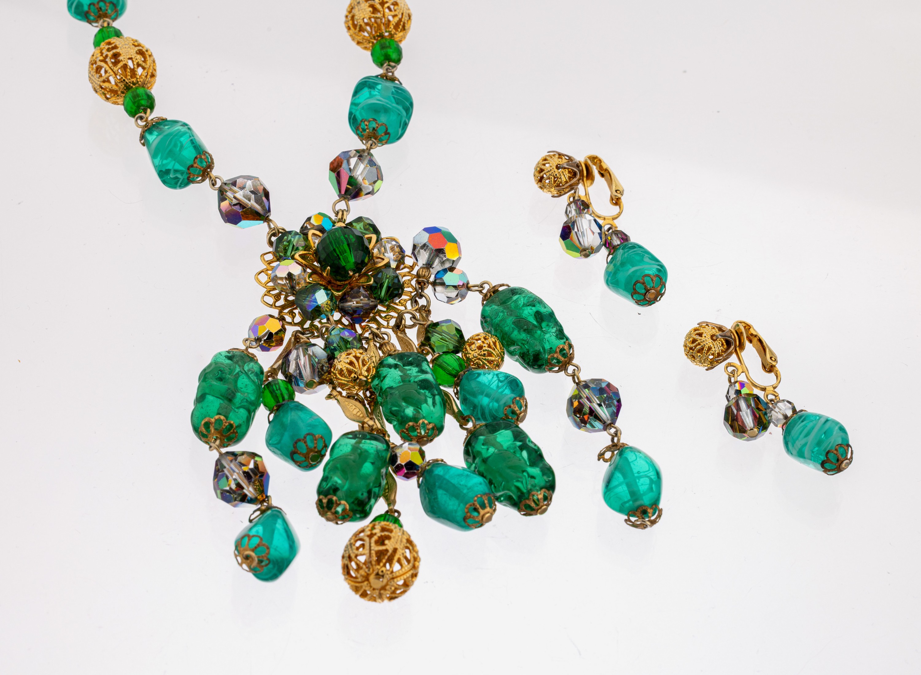 Detail a: Modeschmuckcollier mit passenden Ohrclips, wohl Miriam Haskell, USA 1950/60er Jahre, smaragdgrüne Glasperlen, florales Mittelstück mit mehreren ...