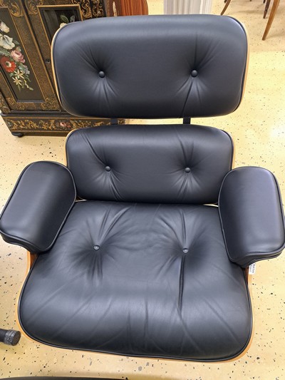 27123557a - Lounge Chair mit Ottomane, Entw. Charles und Ray Eames (1956), Hermann Miller Collection, ...