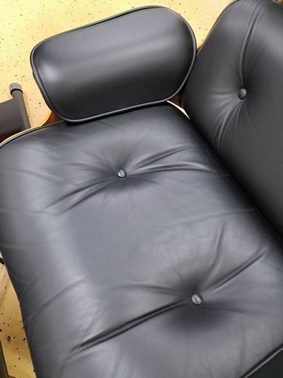 27123557c - Lounge Chair mit Ottomane, Entw. Charles und Ray Eames (1956), Hermann Miller Collection, ...