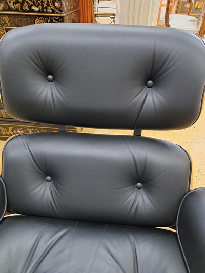 27123557d - Lounge Chair mit Ottomane, Entw. Charles und Ray Eames (1956), Hermann Miller Collection, ...