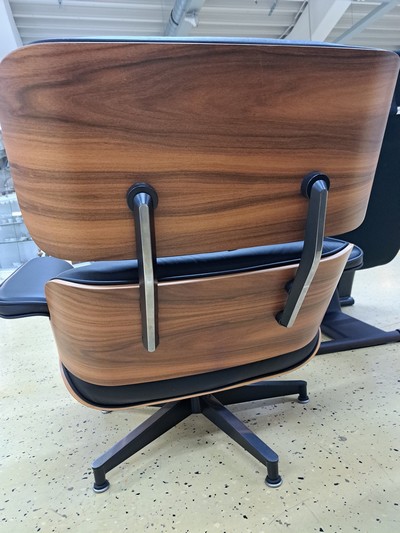 27123557e - Lounge Chair mit Ottomane, Entw. Charles und Ray Eames (1956), Hermann Miller Collection, ...