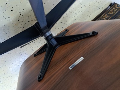 27123557g - Lounge Chair mit Ottomane, Entw. Charles und Ray Eames (1956), Hermann Miller Collection, ...