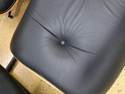 27123557h - Lounge Chair mit Ottomane, Entw. Charles und Ray Eames (1956), Hermann Miller Collection, ...