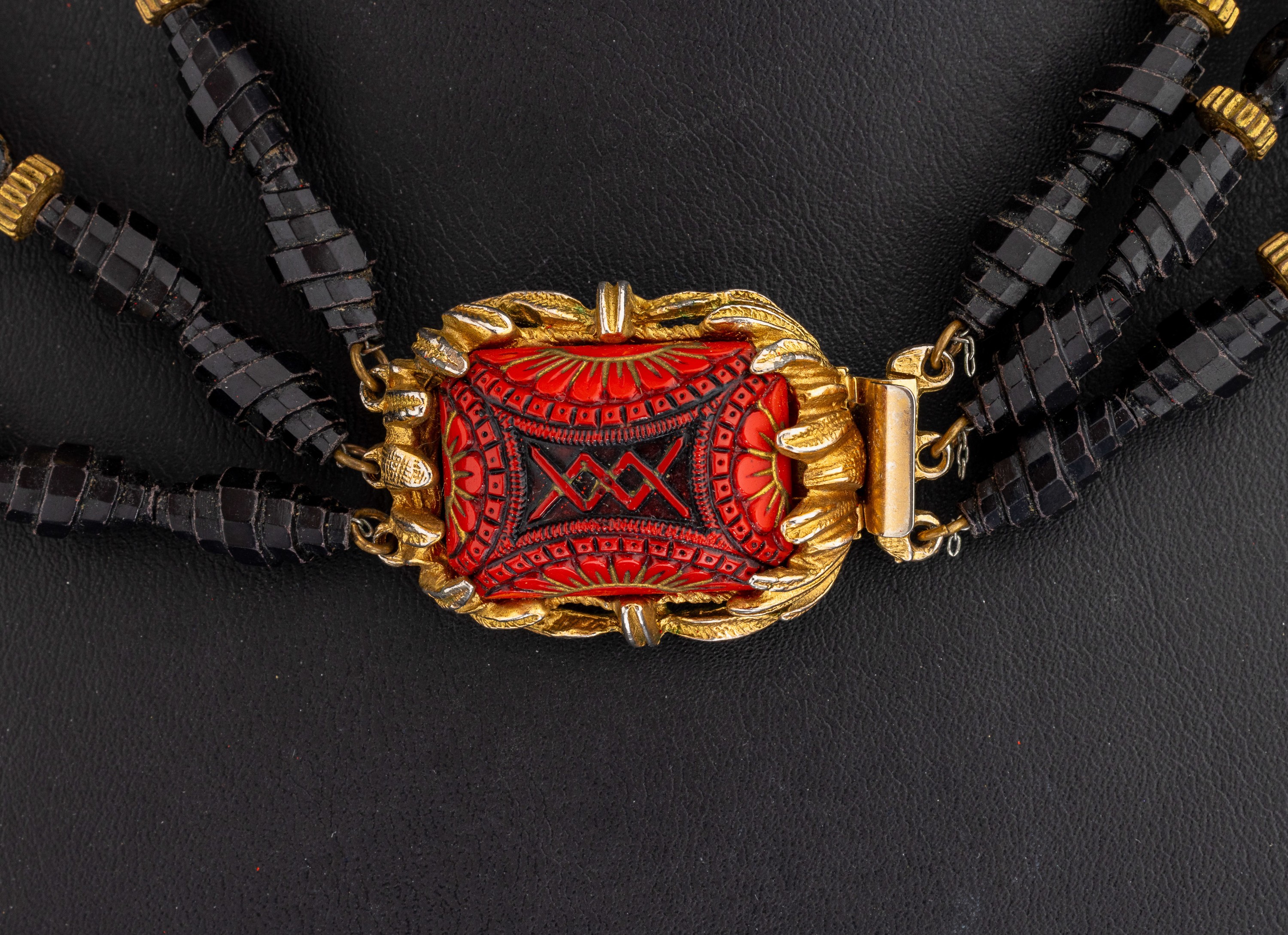 Detail a: HOBE Modeschmuckcollier, USA 1950/60er Jahre, 3-reihig mit goldfarbenen Metall-Elementen,schwarze und roten Kunststoff-Kugeln und Murano-Glaskugeln ...