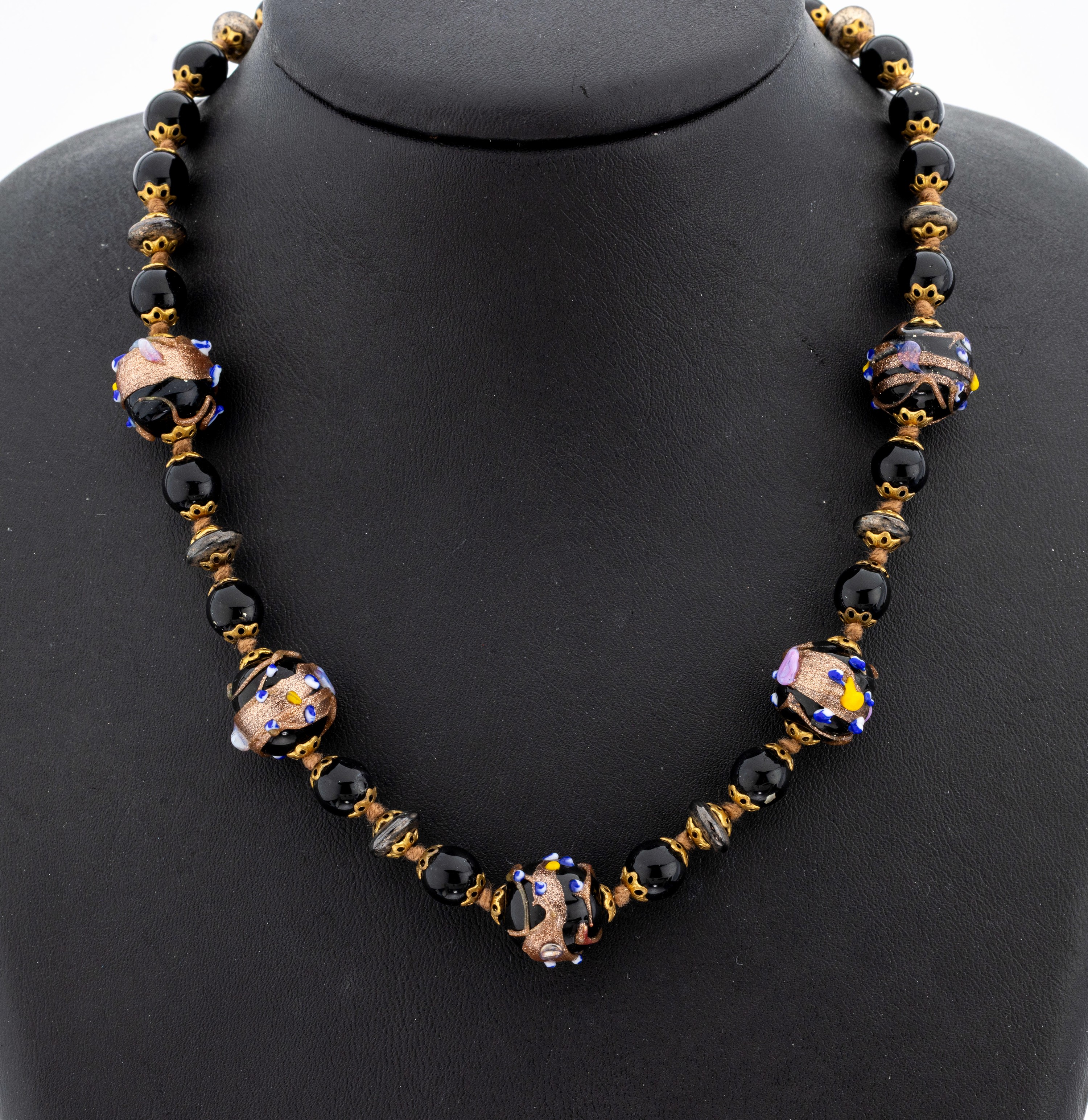 Murano Glaskugelkette, 1930er Jahre, schwarze Glaskugeln Durchm. ca. 7.8 mm, 3 zentrale Glaskugeln mit floralen Einschmelzungen und bunten ...