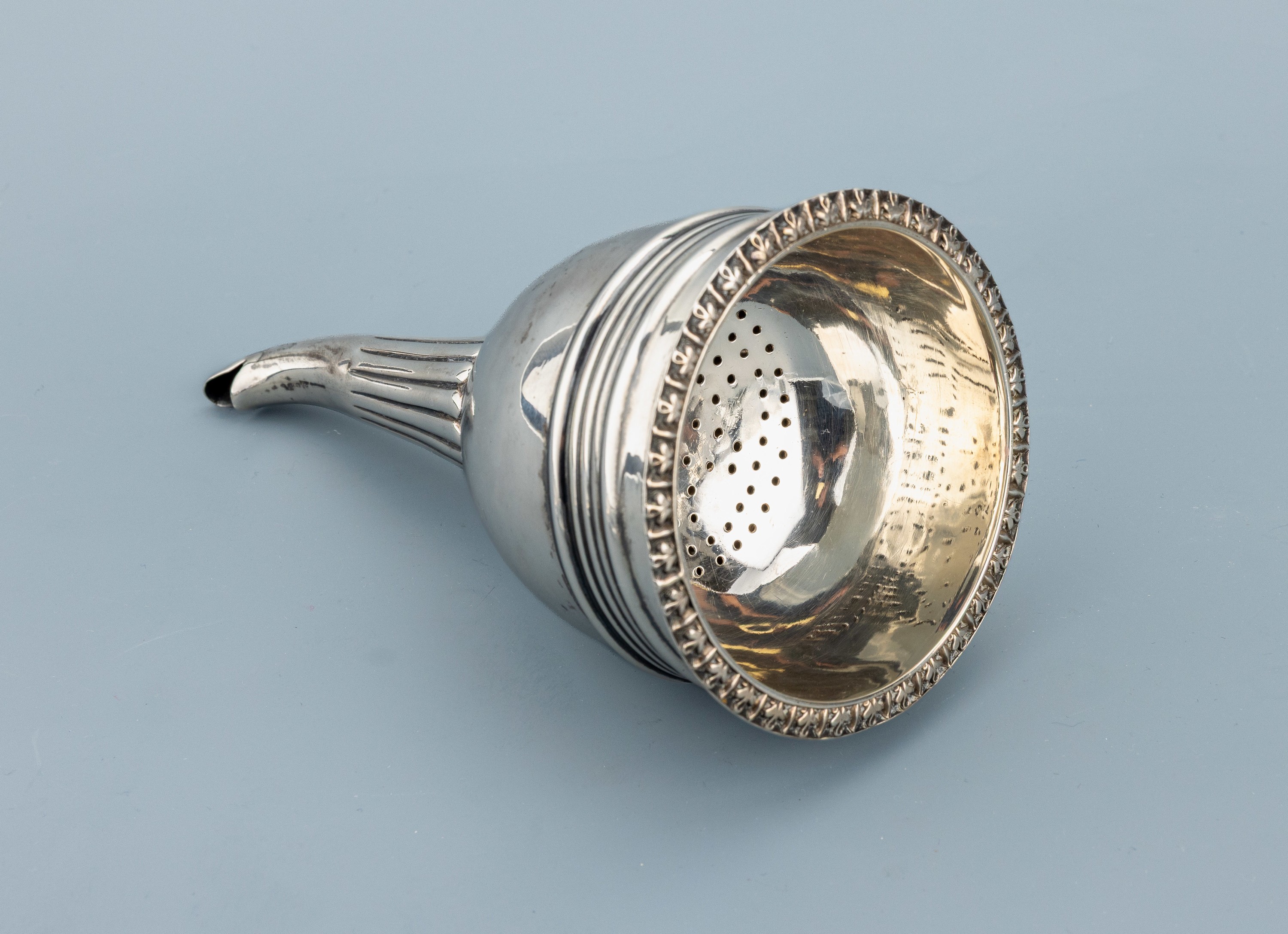 Image 27123639 - Weinseiher, England/London, 1798, 925er Silber, kelchförmiger Korpus mit Rillendekor, ...