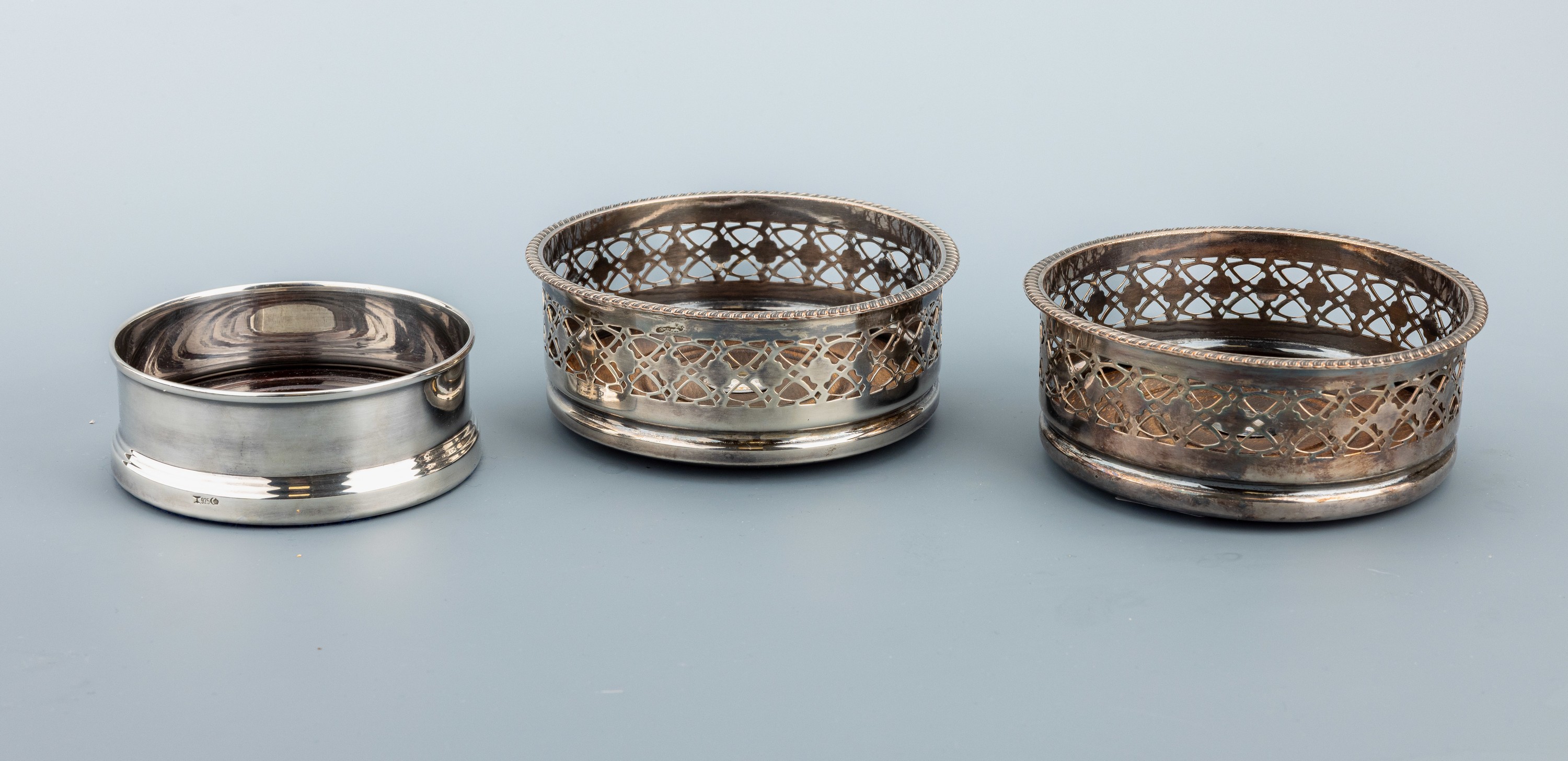 Image 27123641 - Flaschenuntersetzer, deutsch, 1950er Jahre, 925er Silber, schlichtes Design, Boden Holz ...