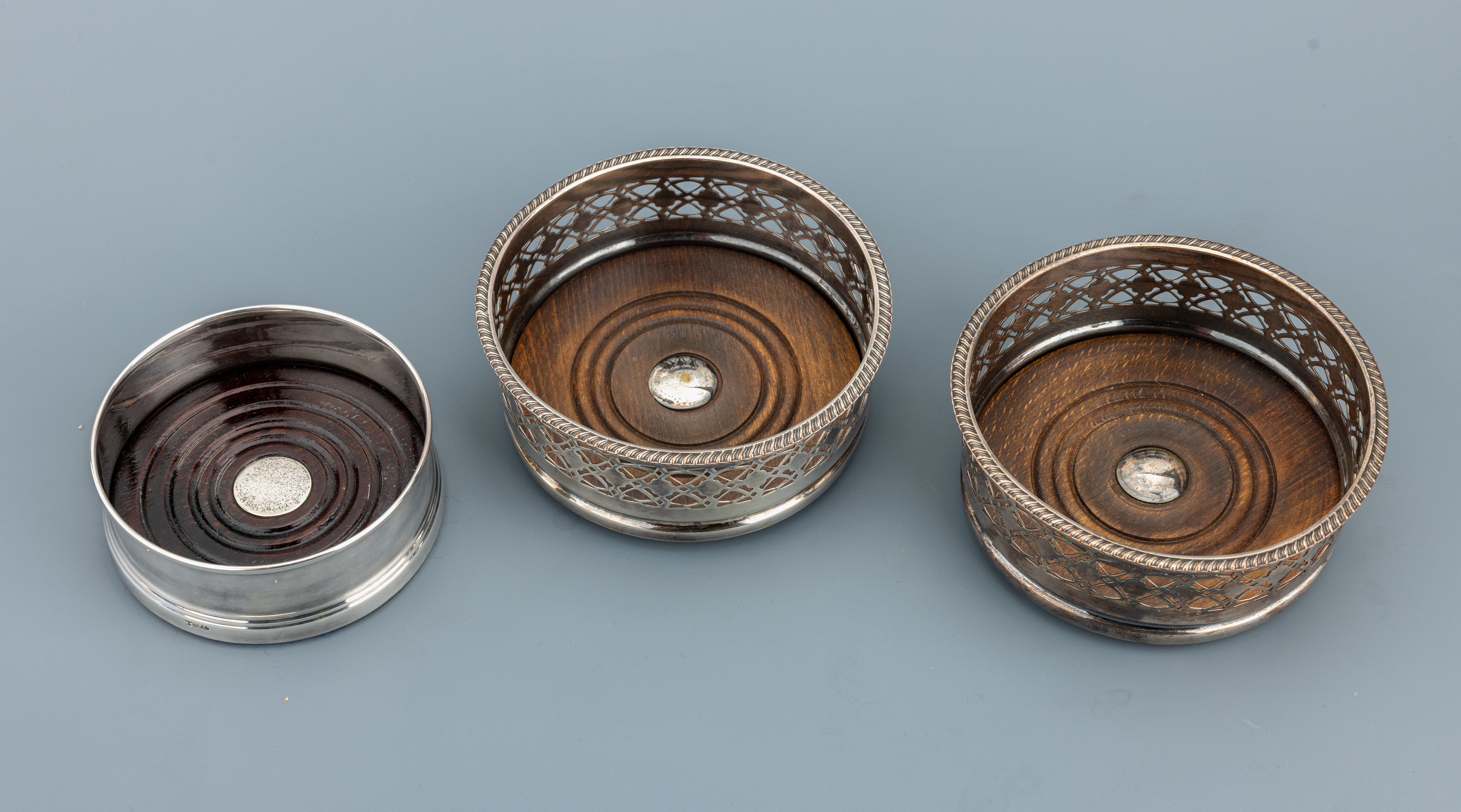 Detail a: Flaschenuntersetzer, deutsch, 1950er Jahre, 925er Silber, schlichtes Design, Boden Holz mit blauem Filz, D. ca. 10.5 cm, Hersteller KOCH & BERGFELD, ...