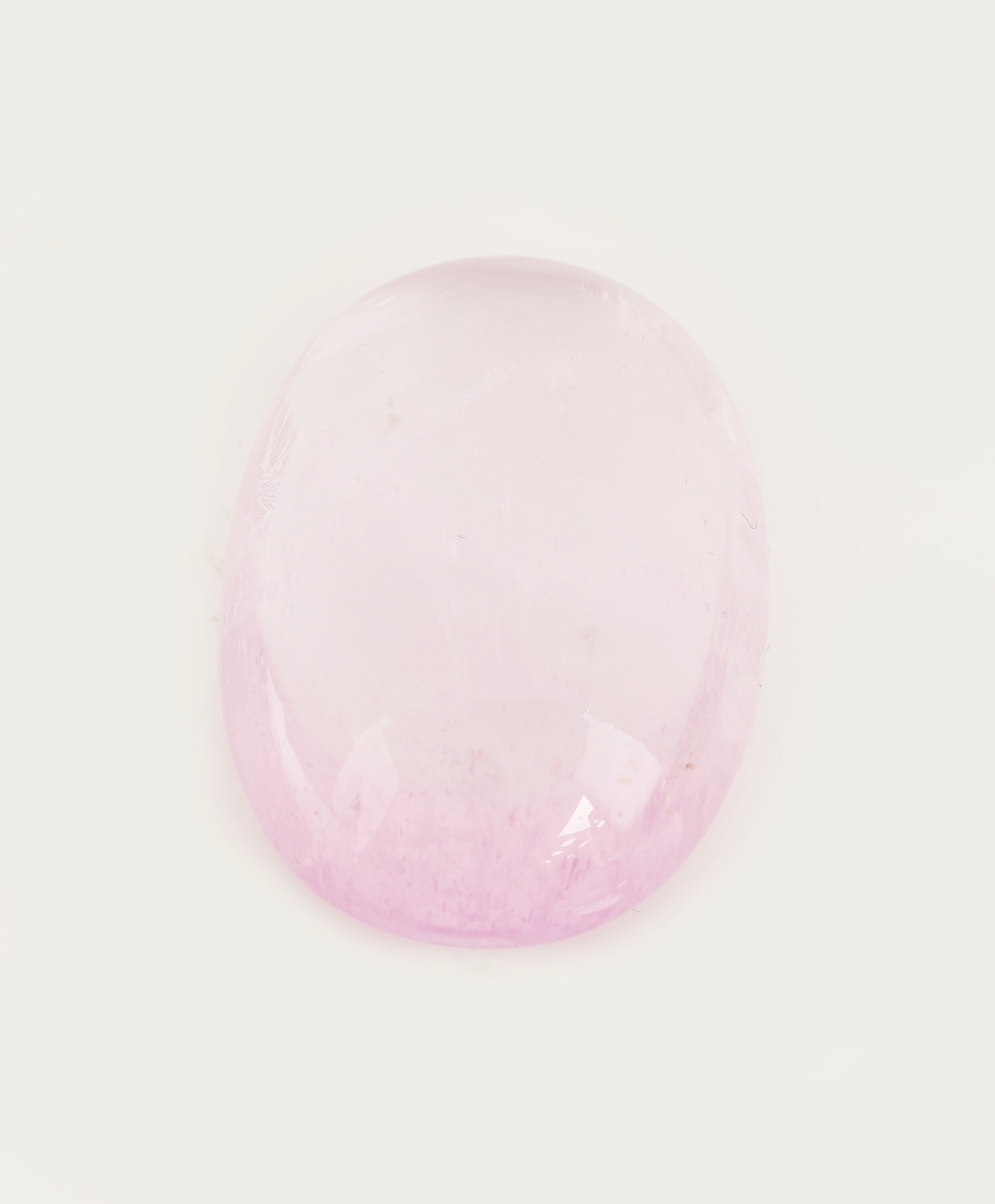Detail a: Loser Kunzit, ca. 197 ct, Cabochon, ca. 47 x 32 x 14.7 mm
