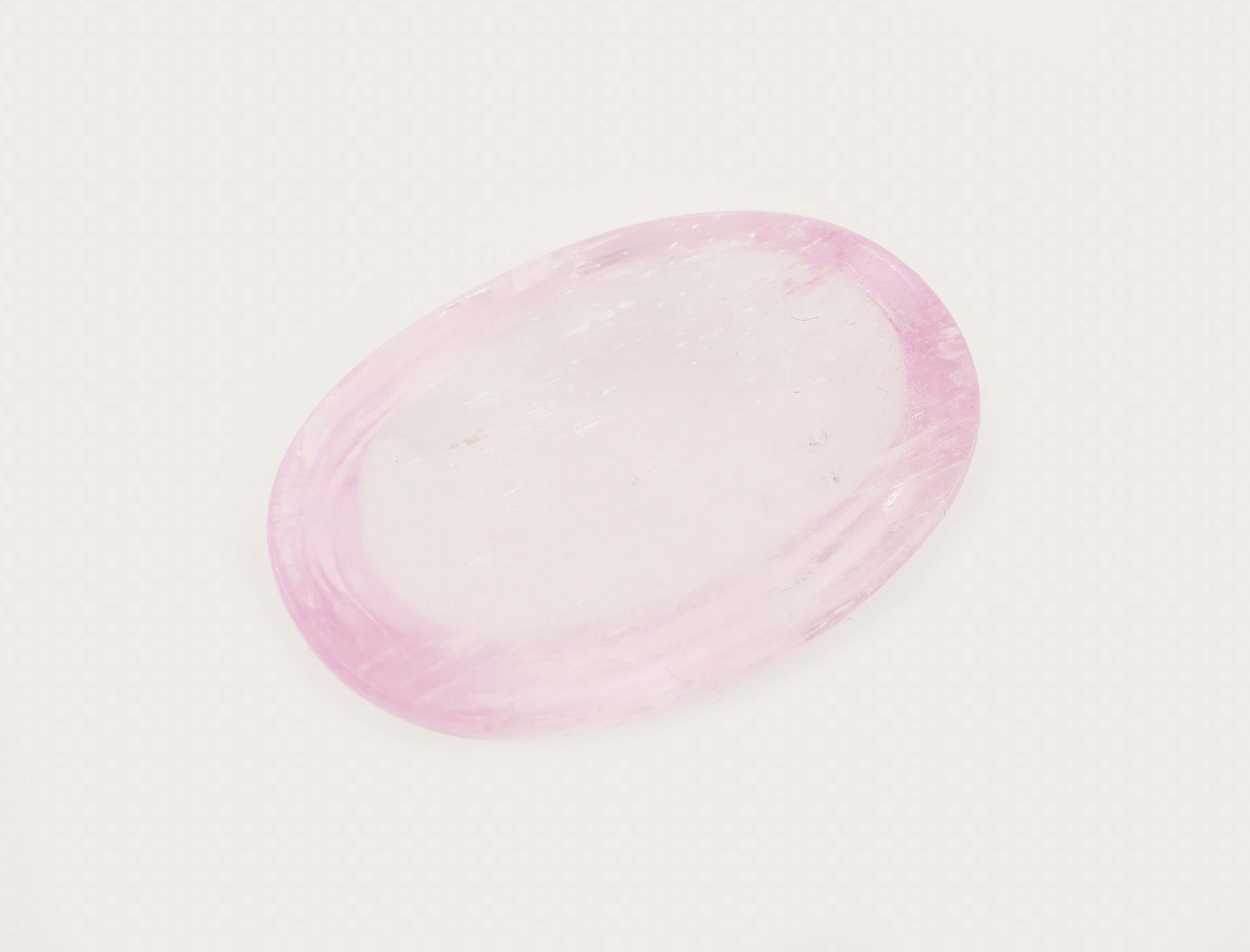 Detail b: Loser Kunzit, ca. 197 ct, Cabochon, ca. 47 x 32 x 14.7 mm