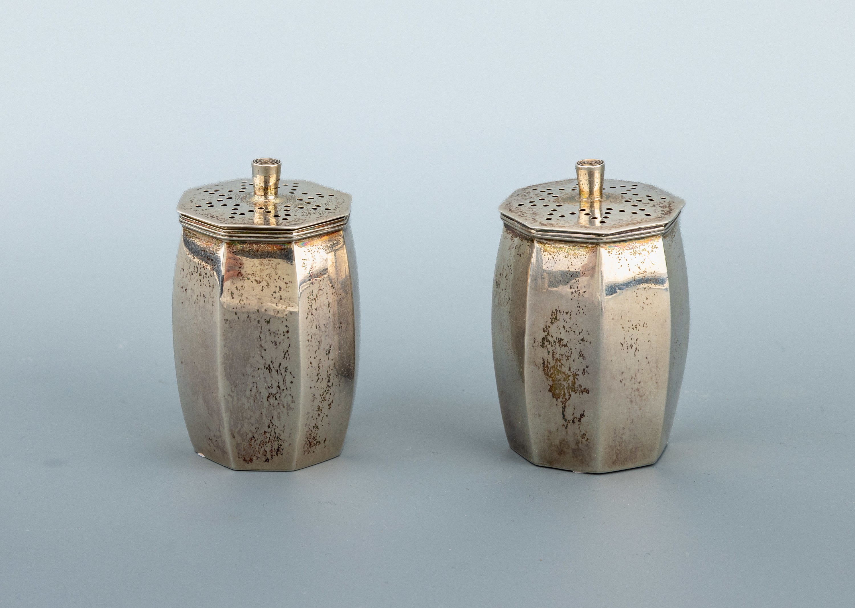 Image 27123654 - Set of 2 spice cellars, England, Sheffield, 1911 , Sterling silver 925, slightly bulbous ...