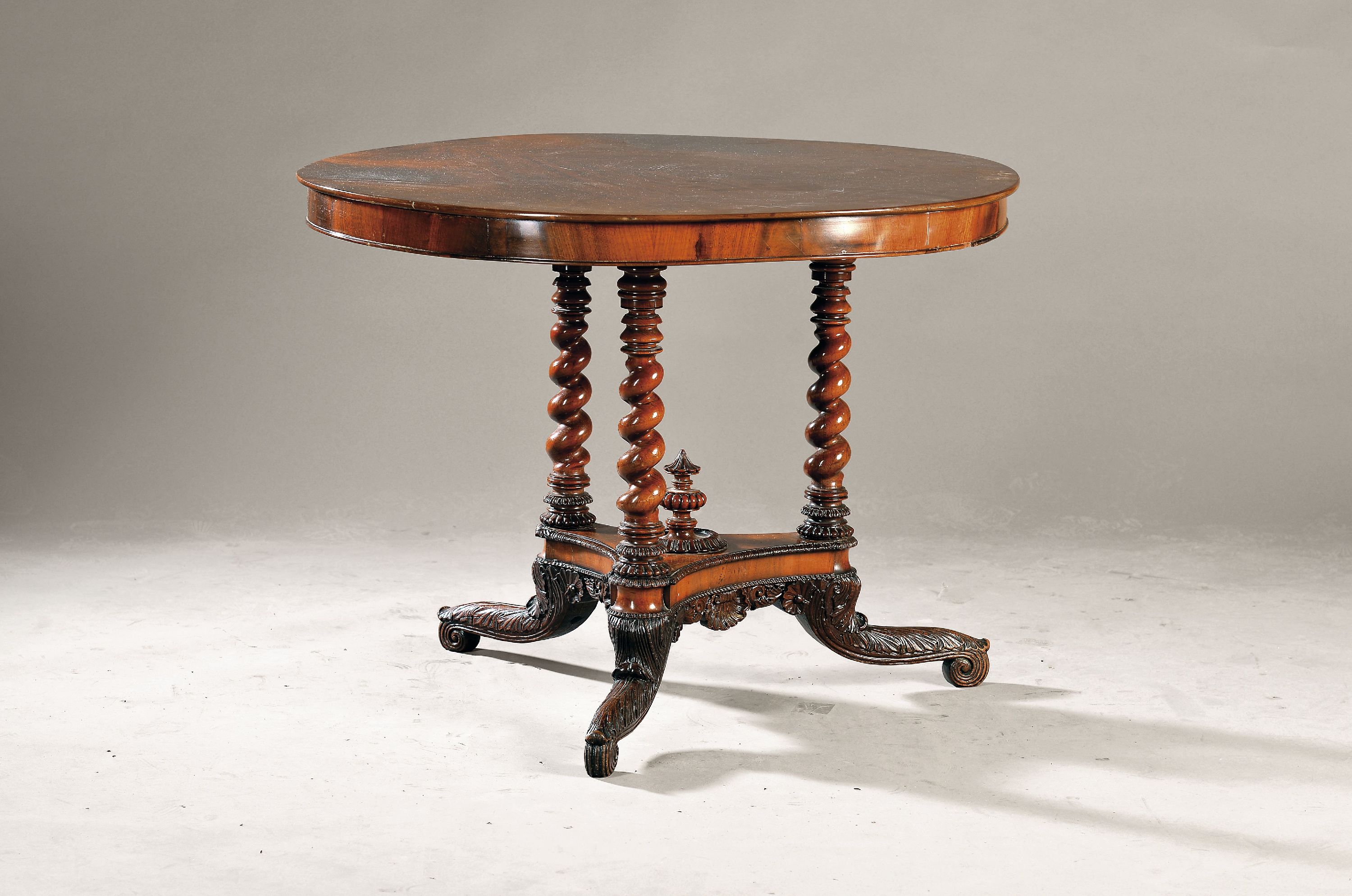 Runder Salontisch, wohl Mainz, um 1825, Mahagonifurnier, dreibeiniger Fuß auf Gestell, aufwendig gedrechselt, feine Schnitzereien in Zarge und ...